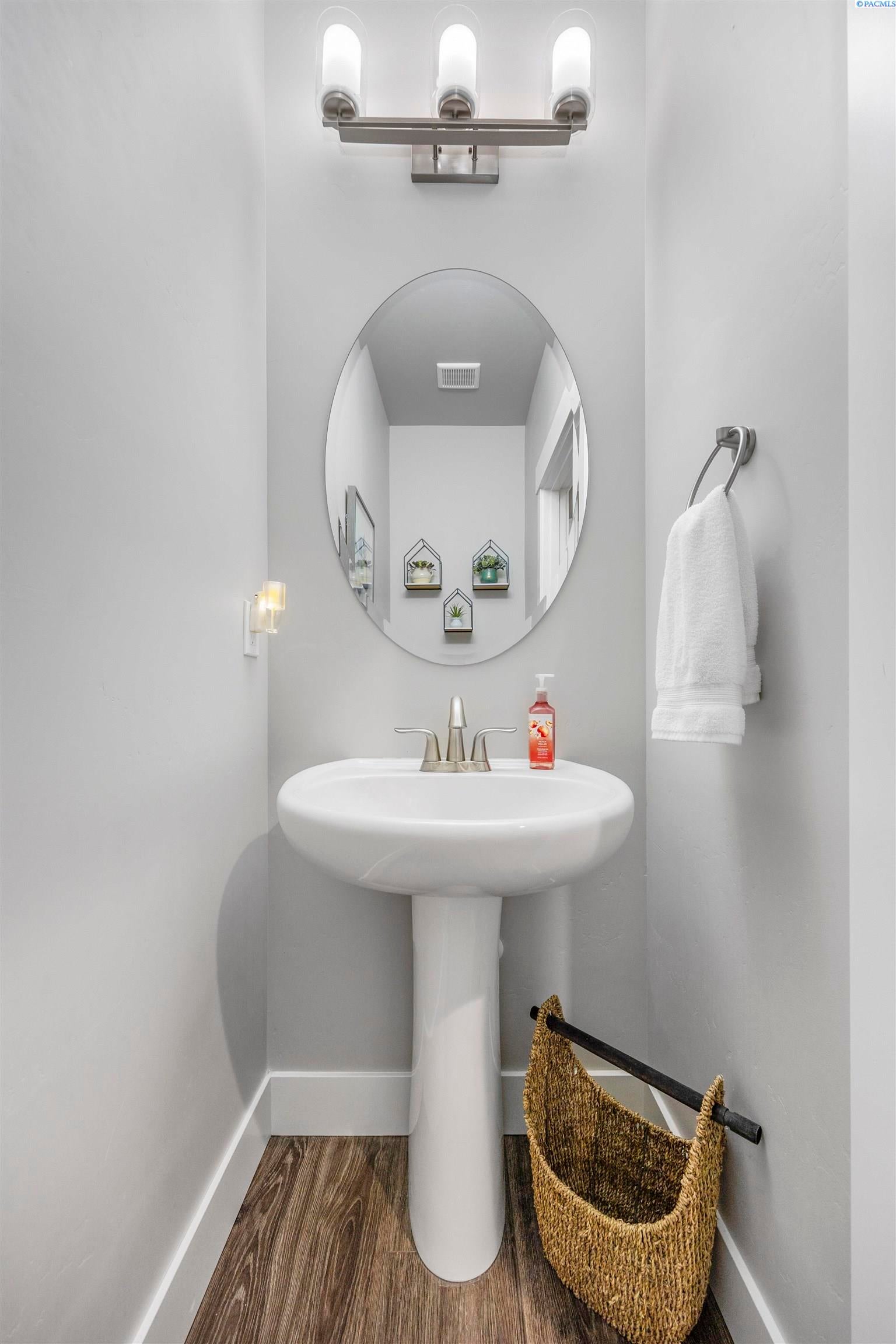 Kennewick, Washington, 99338, United States, 4 Bedrooms Bedrooms, ,3 BathroomsBathrooms,Residential,For Sale,1977201