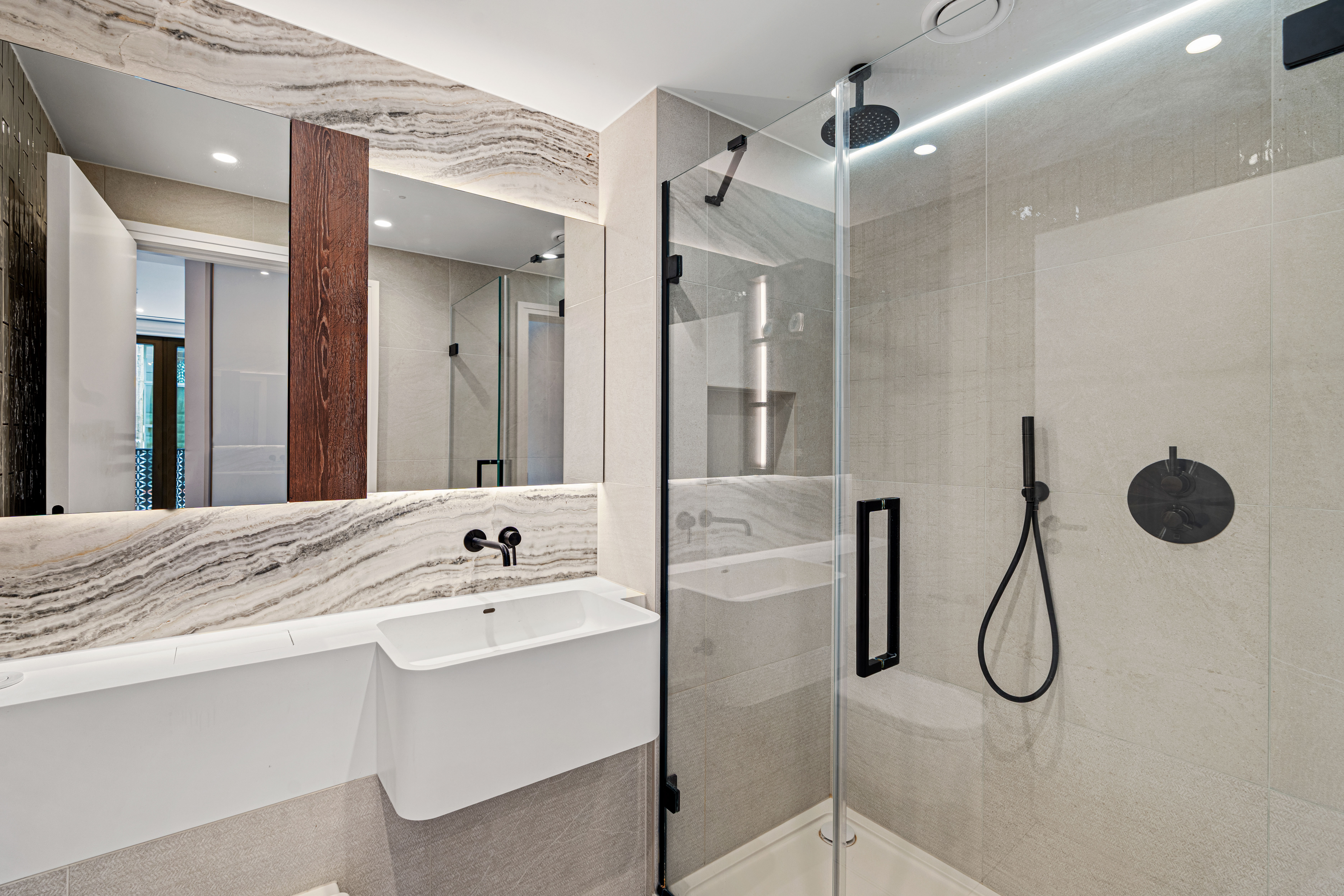  A Contemporary Two-Bedroom Apartment with a Balcony at King’s Road Park - 物件實景