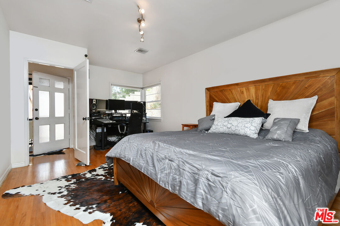 Los Angeles, California, 90077, United States, 3 Bedrooms Bedrooms, ,2 BathroomsBathrooms,Residential,For Sale,1901054