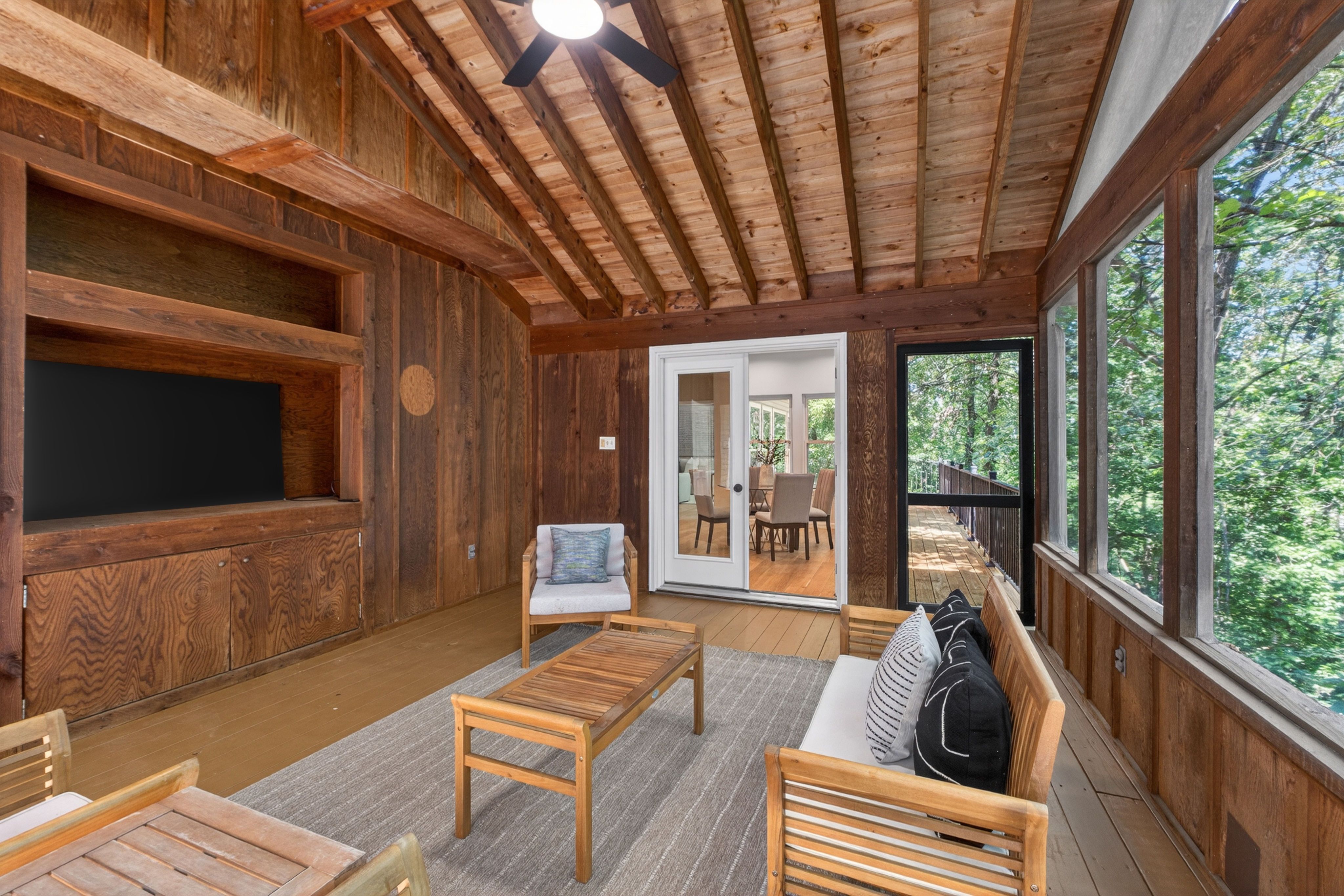  Welcome to Oak Bluff: Nature’s Serenity Meets Elegant Living - 物件實景
