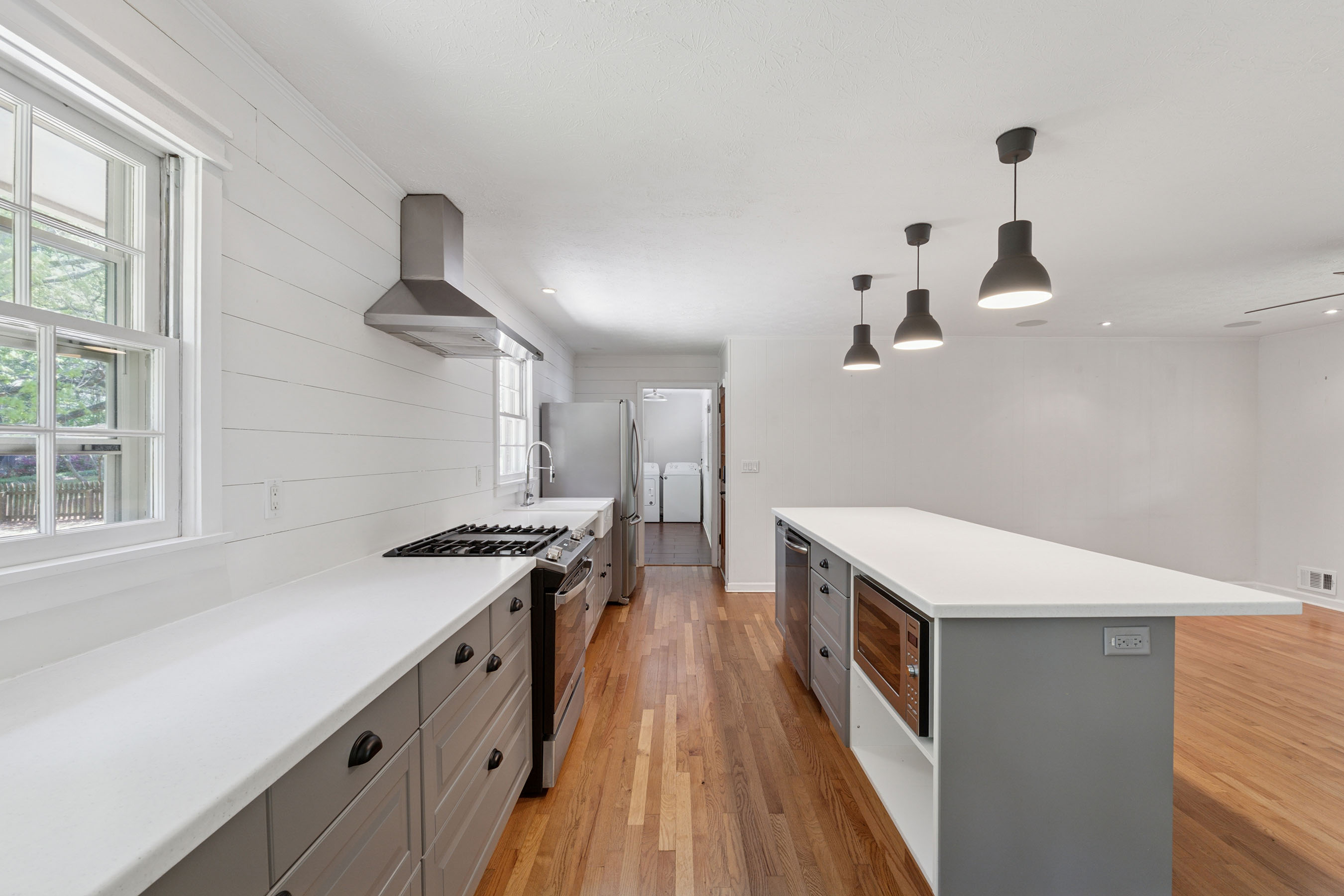  One of the Last Remaining Opportunities on Sought-After Meadow Drive in Downtown - 物件實景