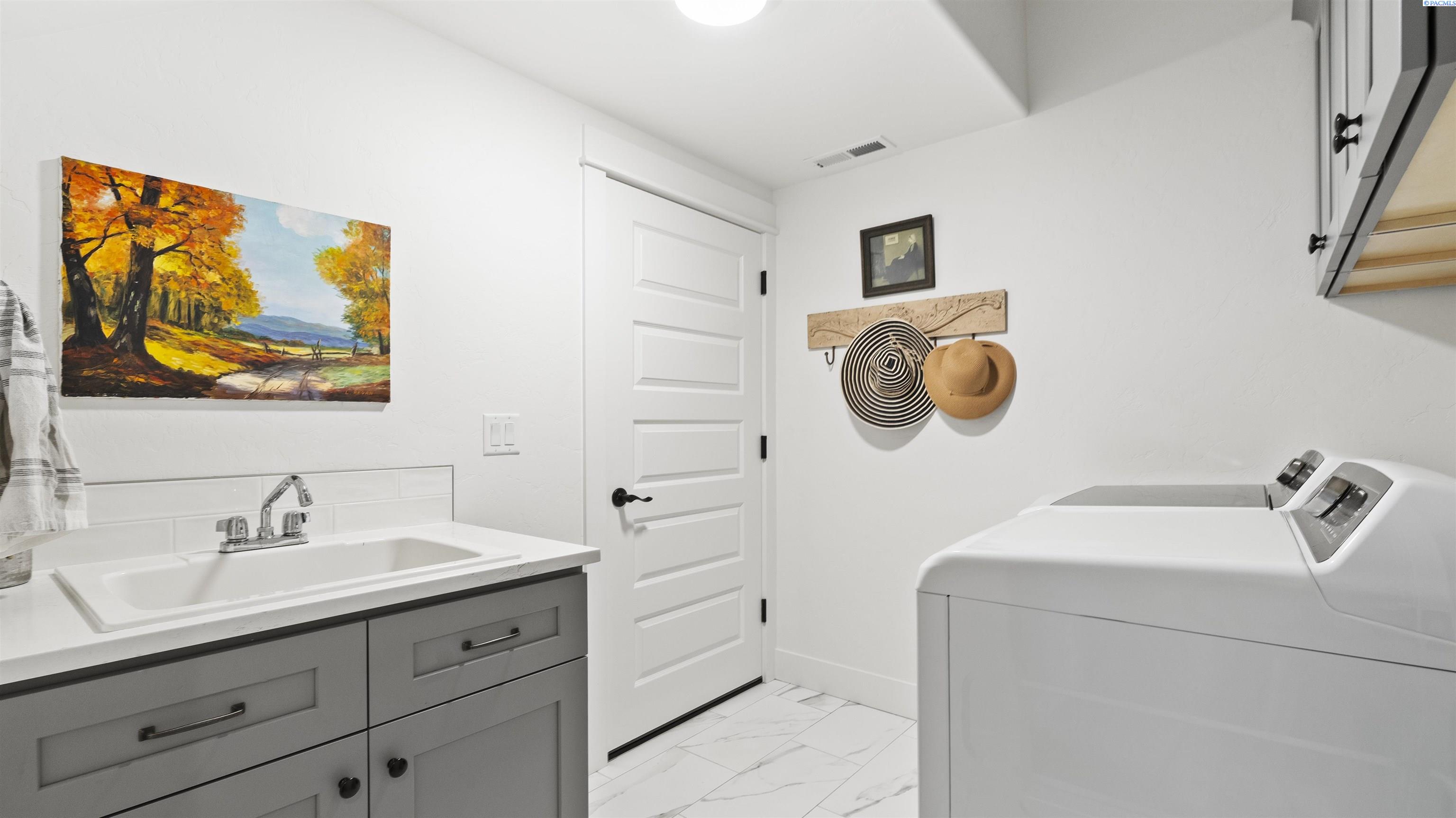 Richland, Washington, 99352, United States, 4 Bedrooms Bedrooms, ,2 BathroomsBathrooms,Residential,For Sale,1906594