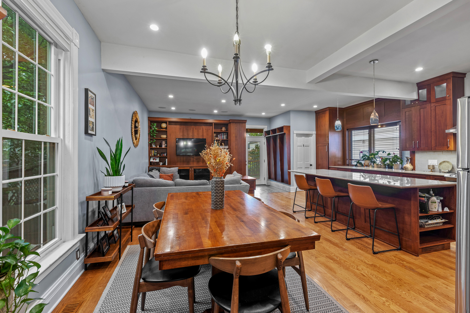 Chicago, Illinois, 60641, United States, 5 Bedrooms Bedrooms, ,3 BathroomsBathrooms,Residential,For Sale,1891255