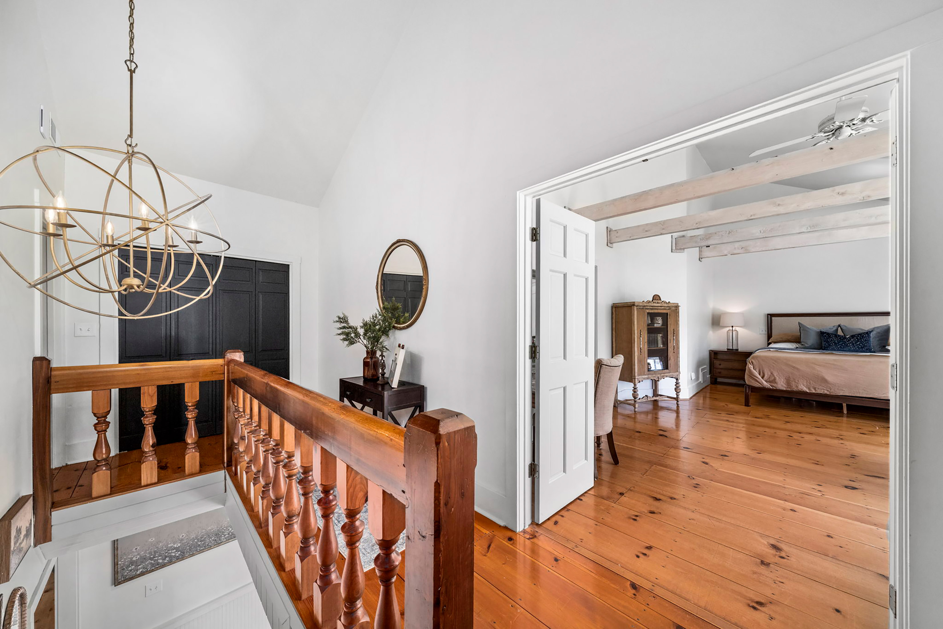  Live Timeless in Coveted Farmhouse on 4+ Private Gated Acres In Roswell - 物件實景