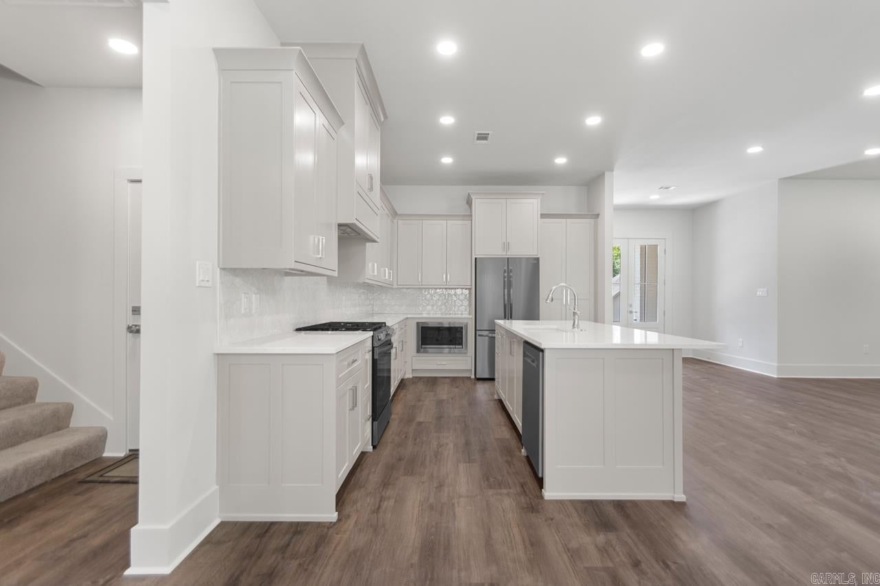 Benton, Arkansas, 72019, United States, 5 Bedrooms Bedrooms, ,4 BathroomsBathrooms,Residential,For Sale,2005368