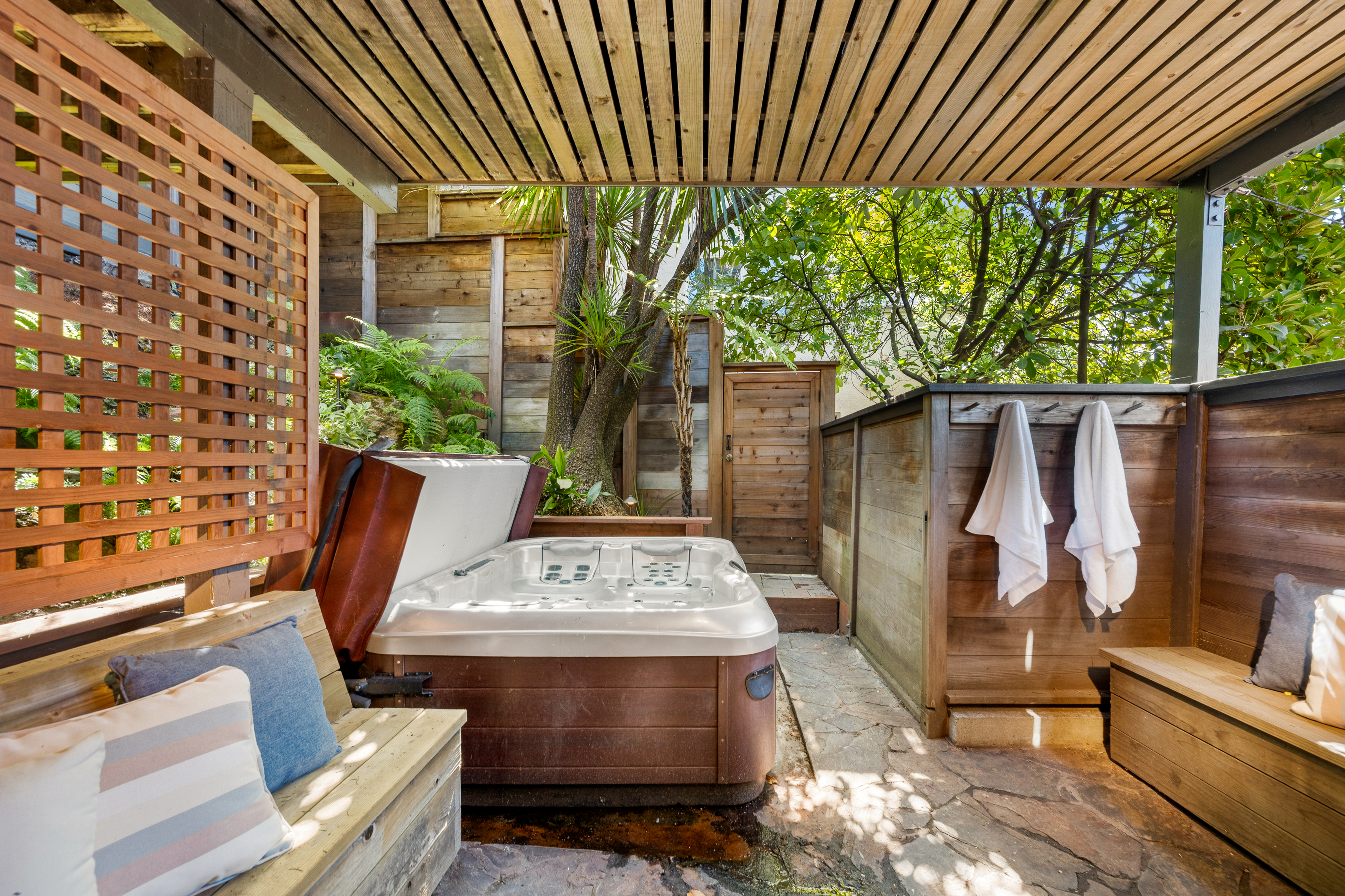  An Architectural Home Framed By Light And Views - 物件實景