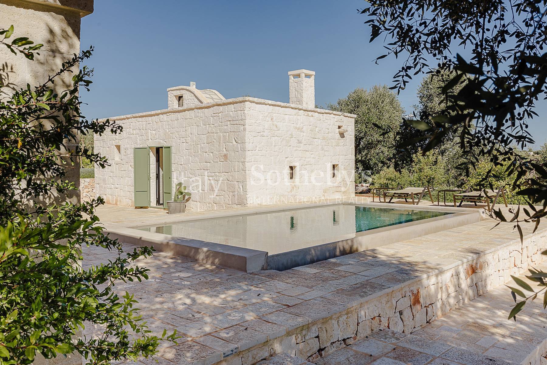  Exclusive estate among the olive trees in the Valle d