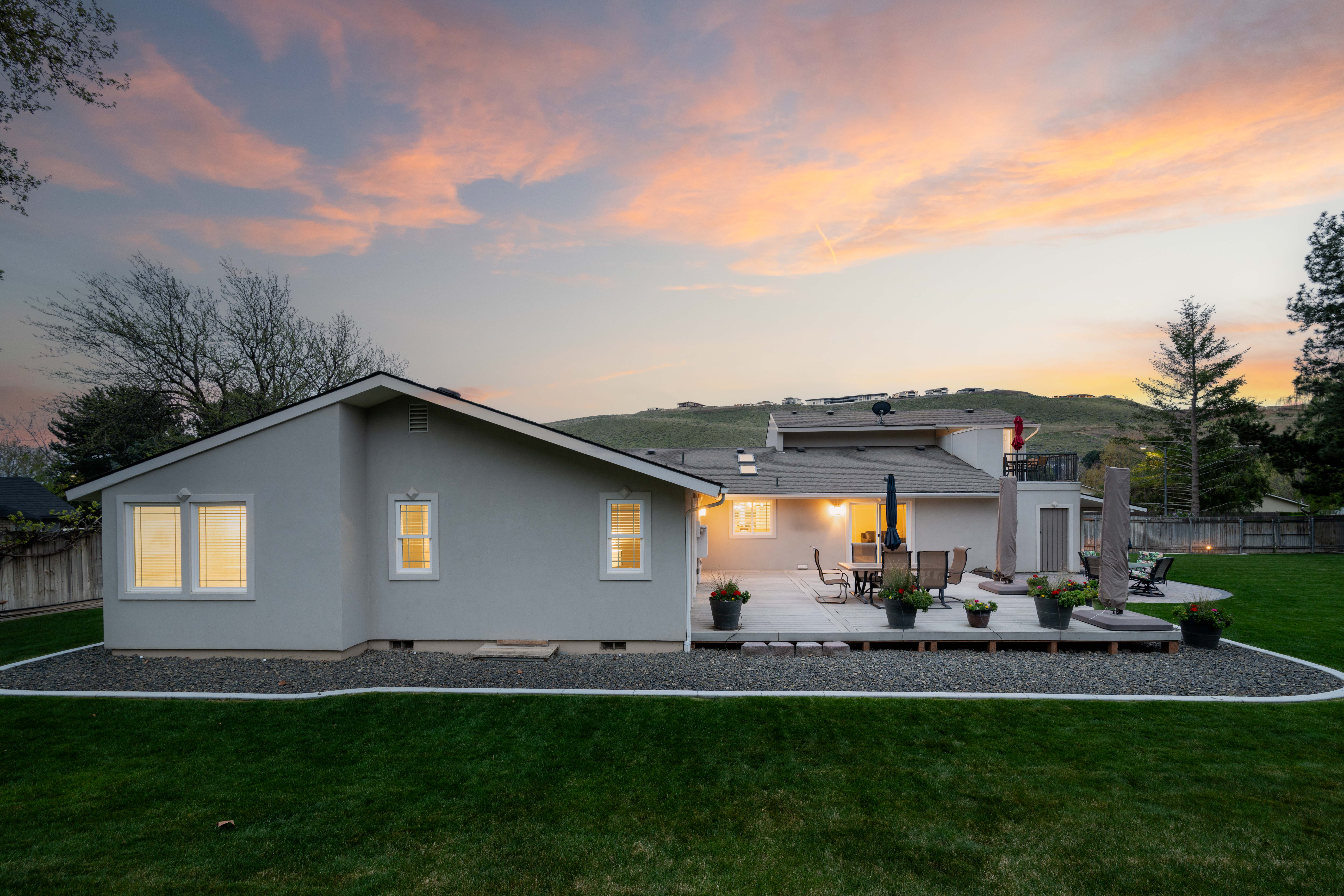  ROOM FOR SHOP/ POOL. IMMACULATELY CARED FOR HOME - 物件實景