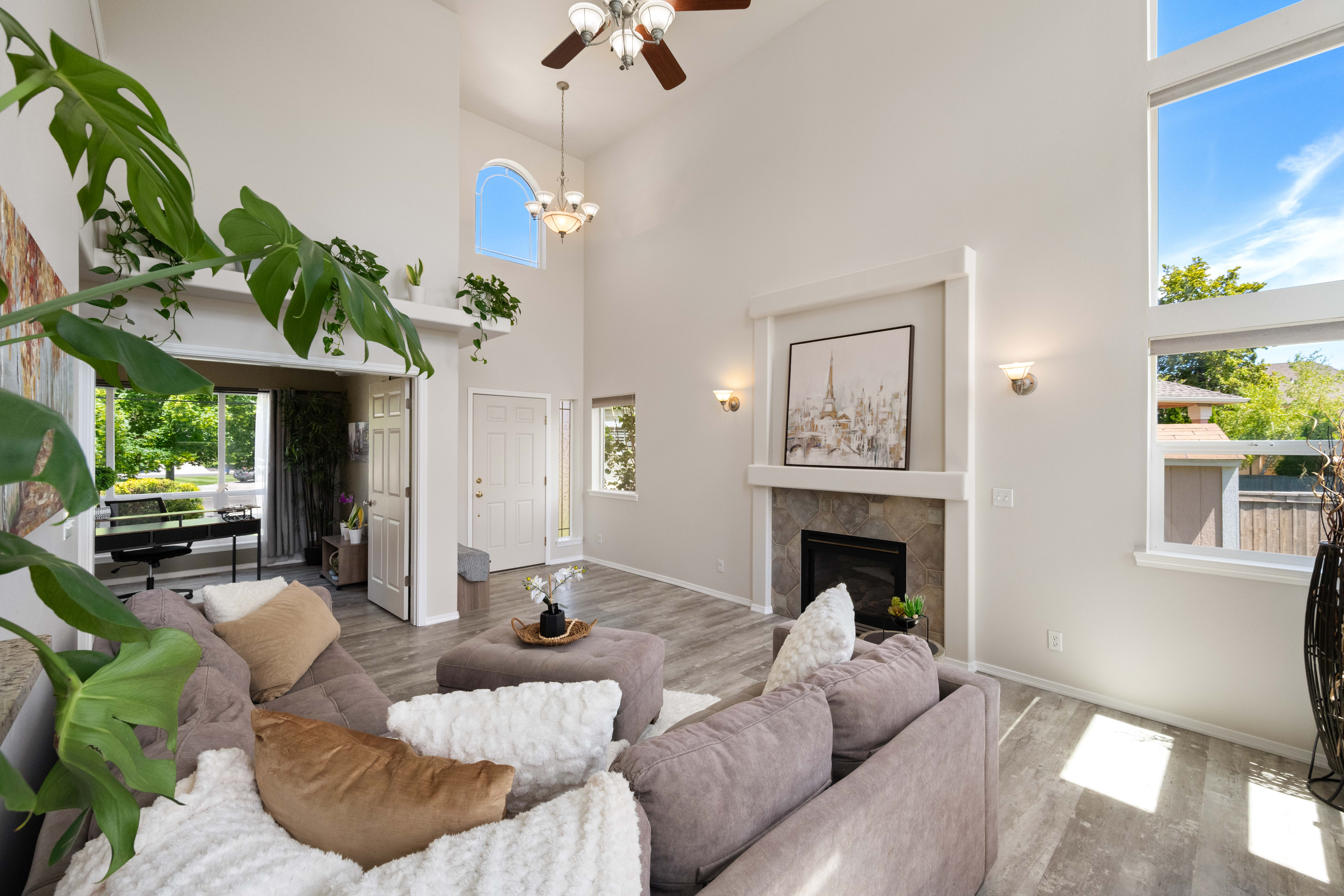  4+ Bedrooms with 3 car garage in Creekstone - 物件實景