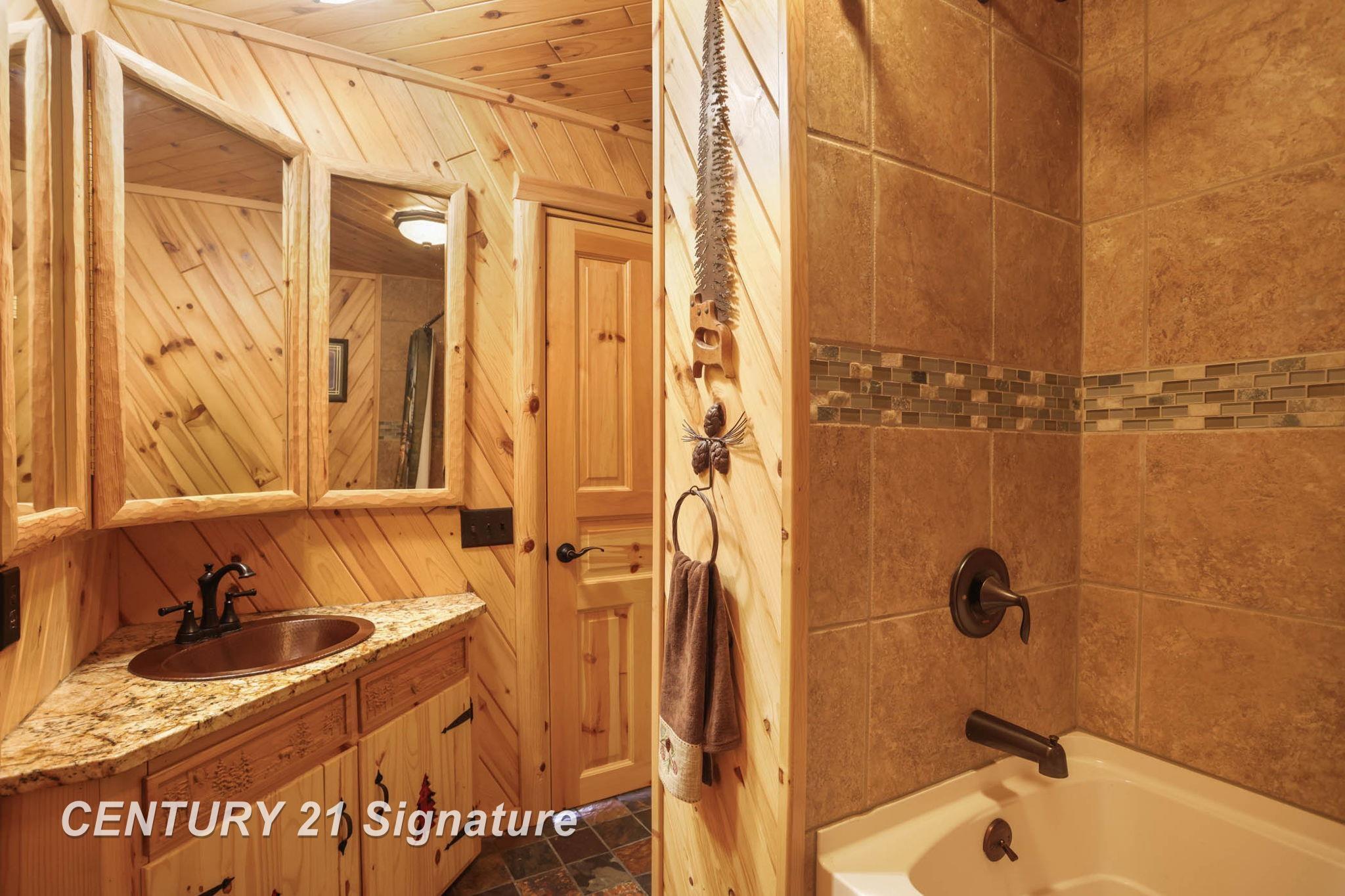 Hemlock, Michigan, 48626, United States, 6 Bedrooms Bedrooms, ,5 BathroomsBathrooms,Residential,For Sale,1984080