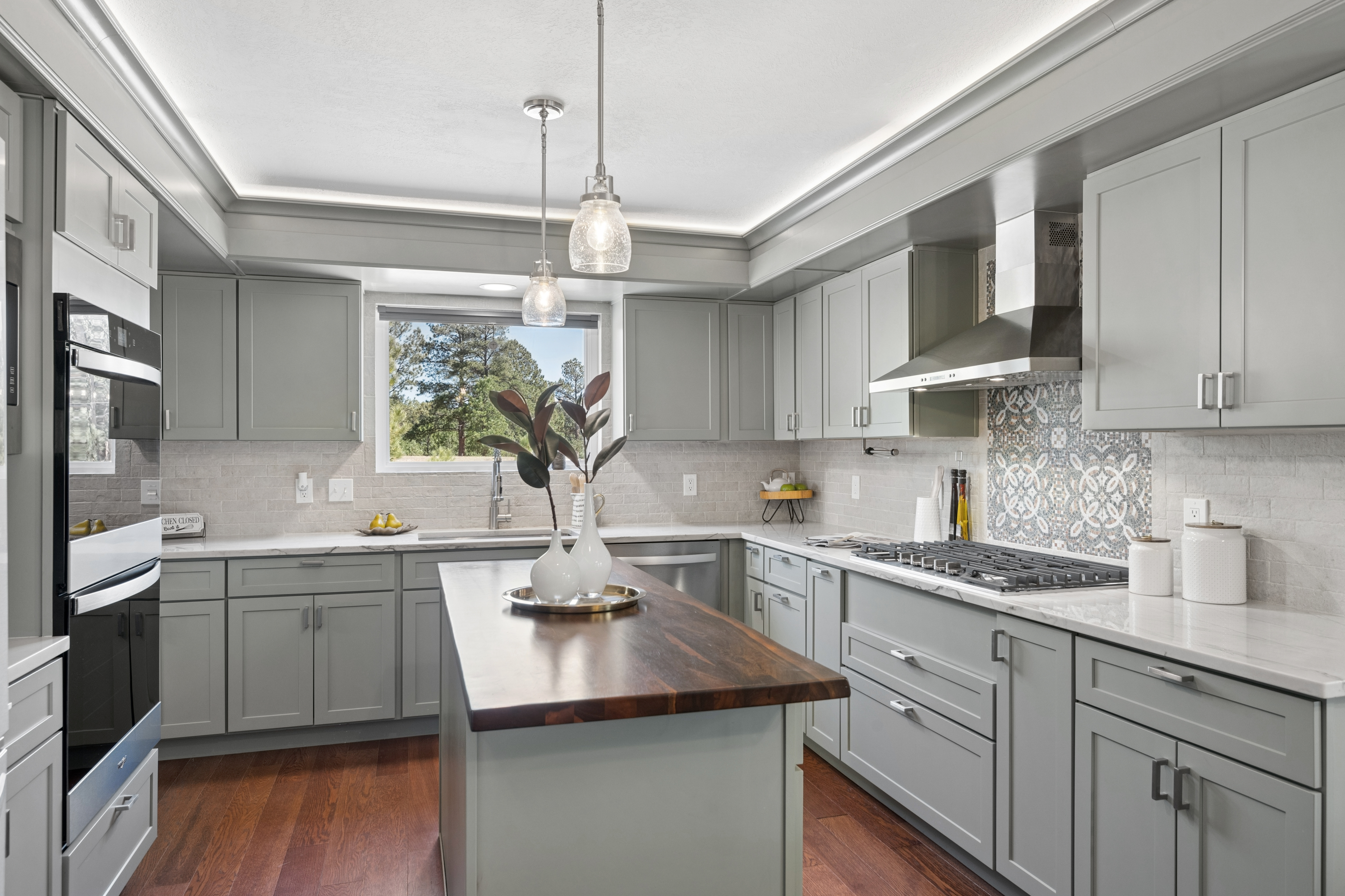  Set behind a gated entry on two and a half wooded acres - 物件實景