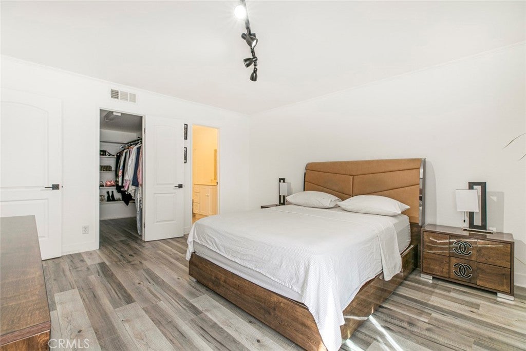 Van Nuys, California, 91411, United States, 2 Bedrooms Bedrooms, ,2 BathroomsBathrooms,Residential,For Sale,1954543