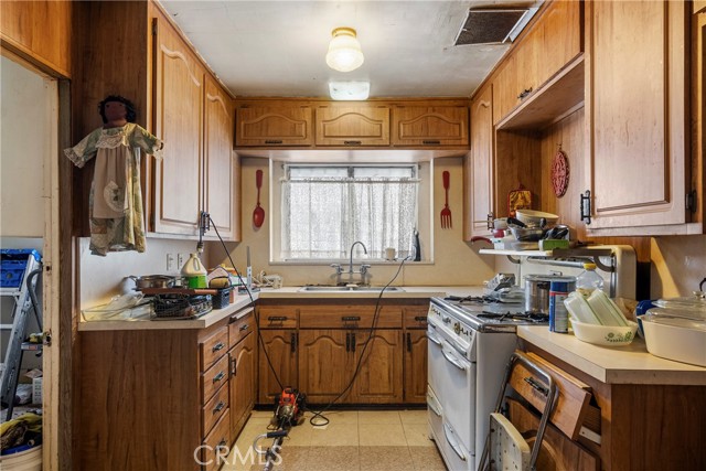 Los Angeles, California, 90018, United States, 2 Bedrooms Bedrooms, ,1 BathroomBathrooms,Residential,For Sale,1981345