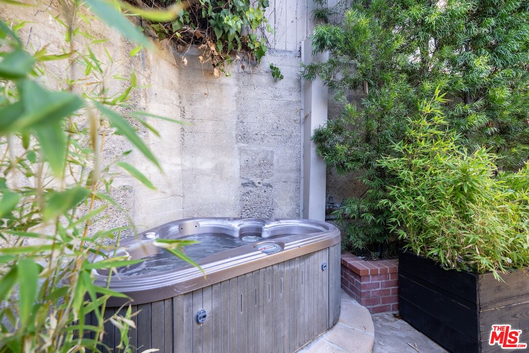 Los Angeles, California, 90046, United States, 3 Bedrooms Bedrooms, ,3 BathroomsBathrooms,Residential,For Sale,1906693