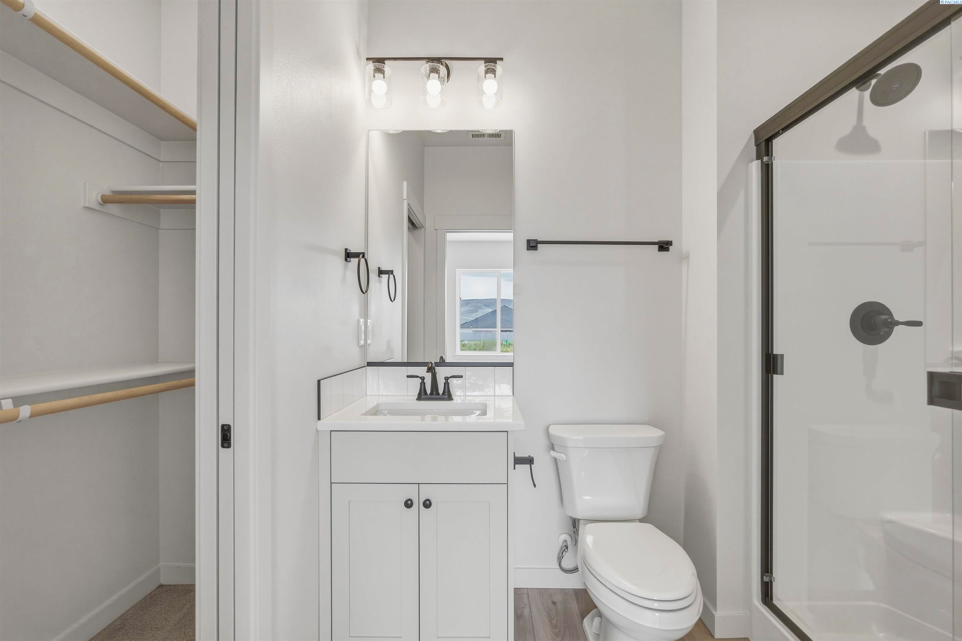 Prosser, Washington, 99350, United States, 5 Bedrooms Bedrooms, ,3 BathroomsBathrooms,Residential,For Sale,2028032