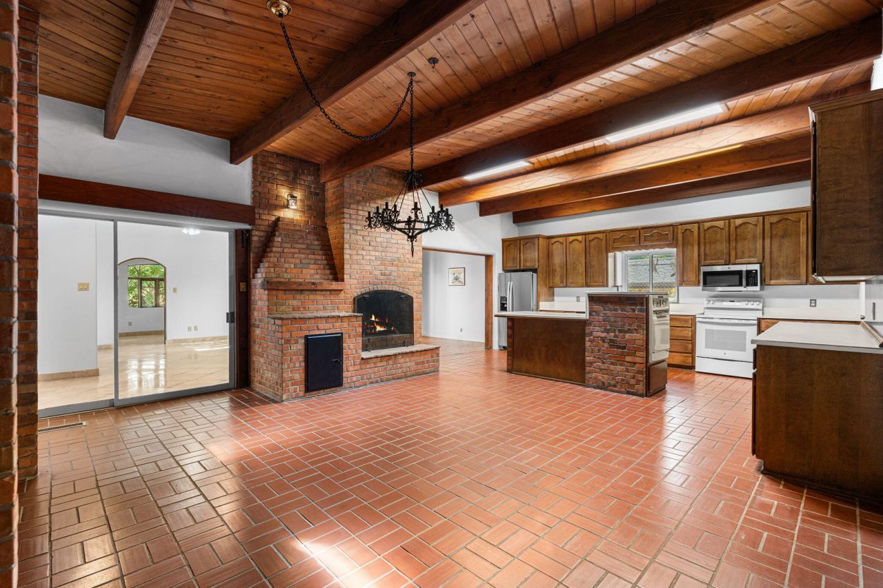 Albuquerque, New Mexico, 87106, United States, 4 Bedrooms Bedrooms, ,5 BathroomsBathrooms,Residential,For Sale,1896146