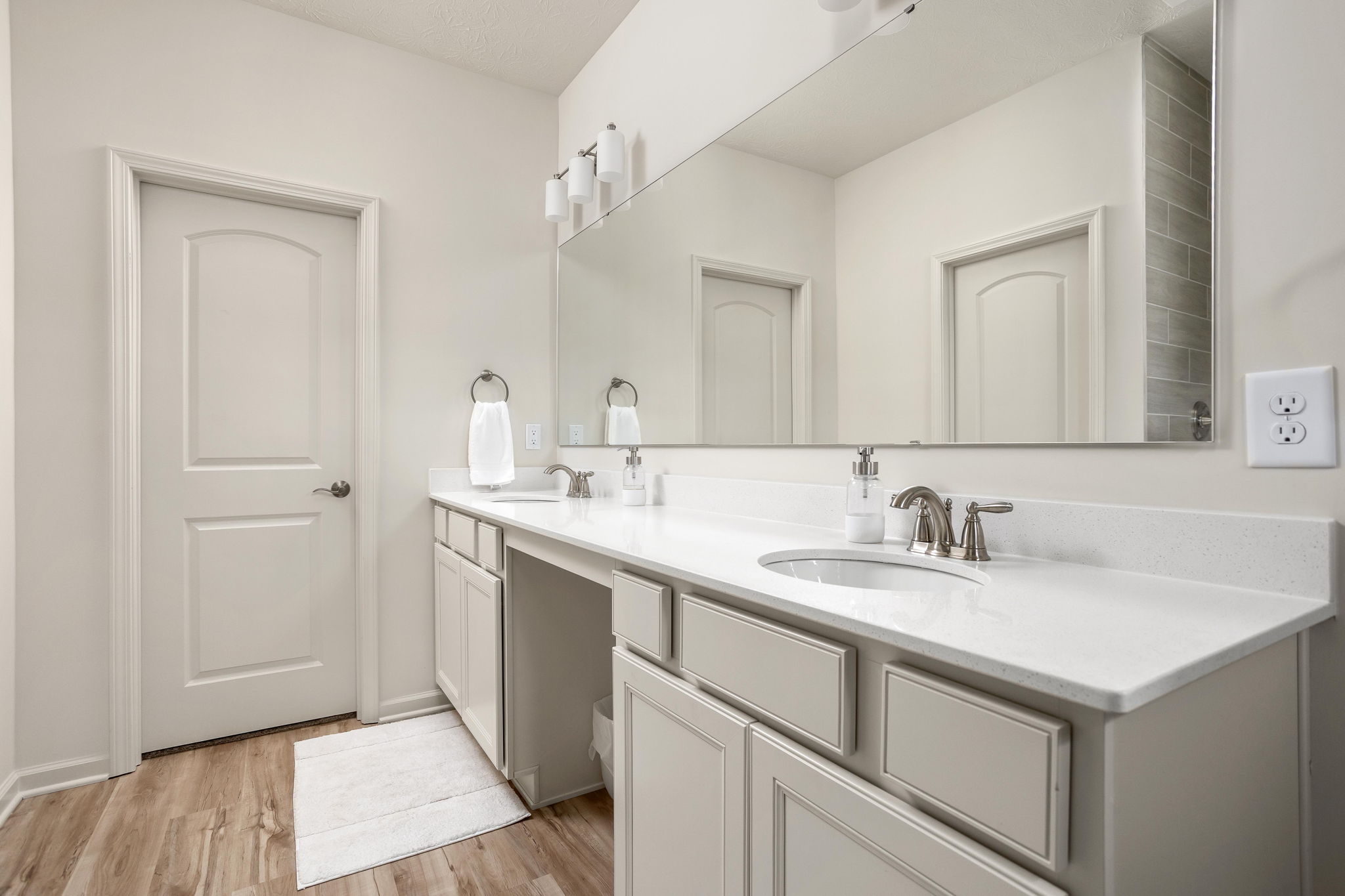  Standout Townhouse with Pond View in Zionsville - 物件實景