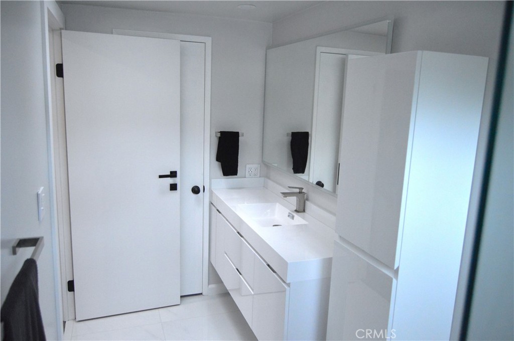 Los Angeles, California, 90025, United States, 2 Bedrooms Bedrooms, ,3 BathroomsBathrooms,Residential,For Sale,1900779