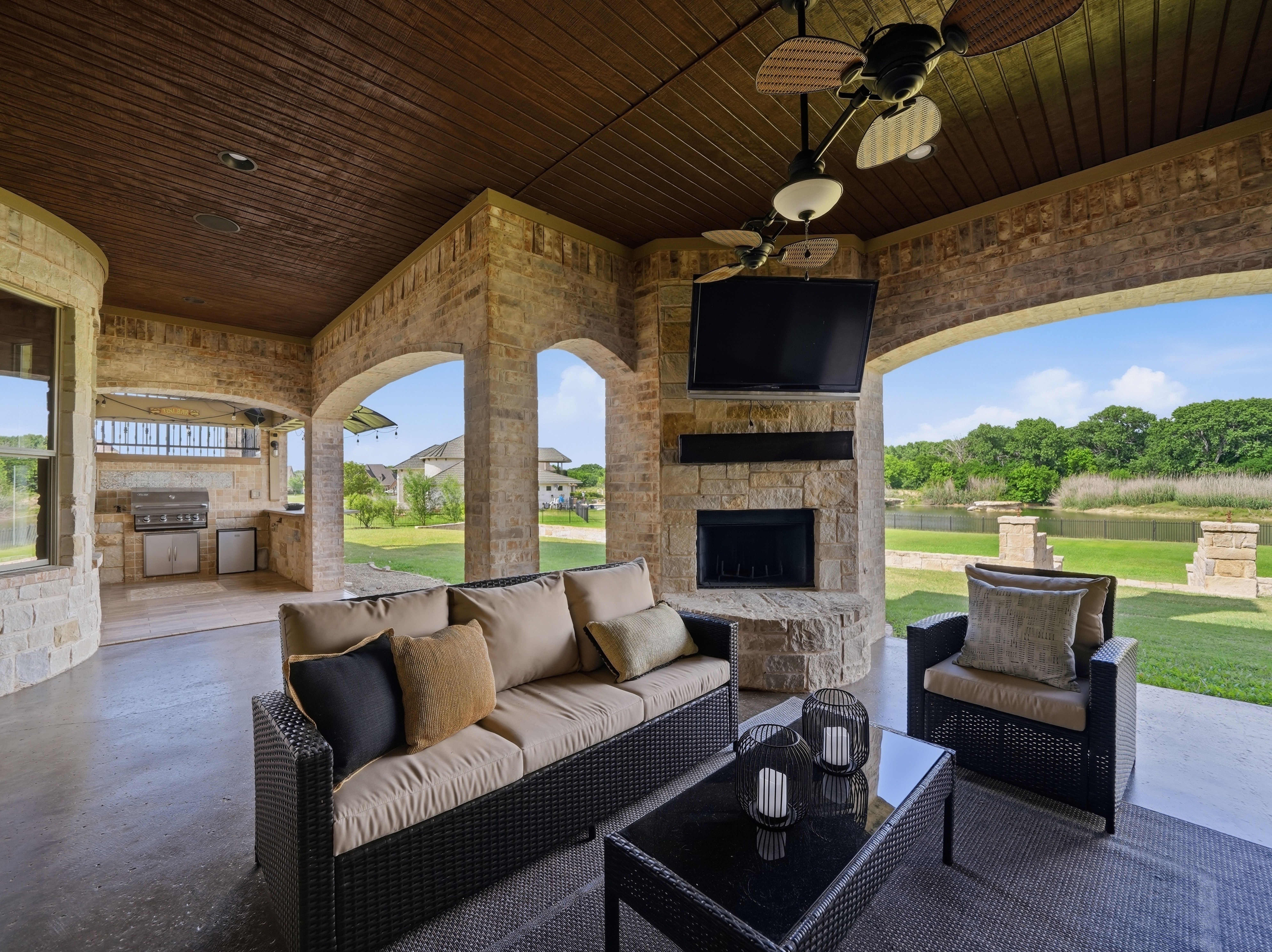  Premier Gated Lakefront Estate, Panoramic Water Views and Timeless Craftsmanship - 物件實景