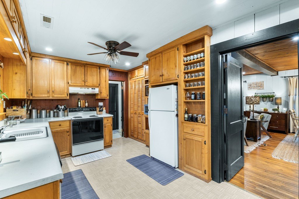 Brasstown, North Carolina, 28902, United States, 3 Bedrooms Bedrooms, ,3 BathroomsBathrooms,Residential,For Sale,1986118