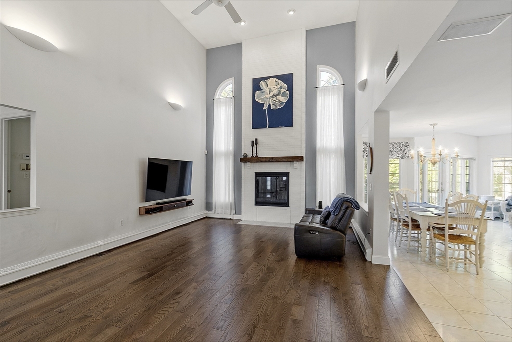 Middleton, Massachusetts, 01949, United States, 4 Bedrooms Bedrooms, ,4 BathroomsBathrooms,Residential,For Sale,1900627
