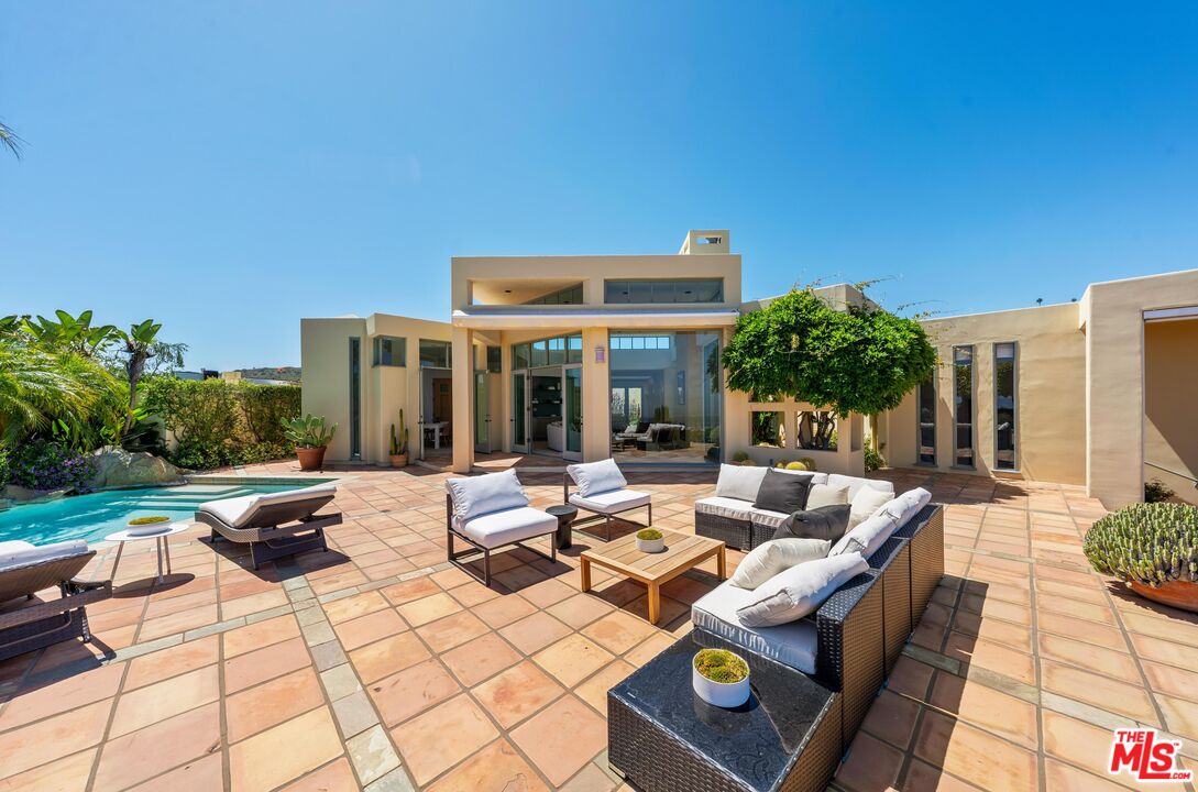 Pacific Palisades, California, 90272, United States, 4 Bedrooms Bedrooms, ,2 BathroomsBathrooms,Residential,For Sale,1770890