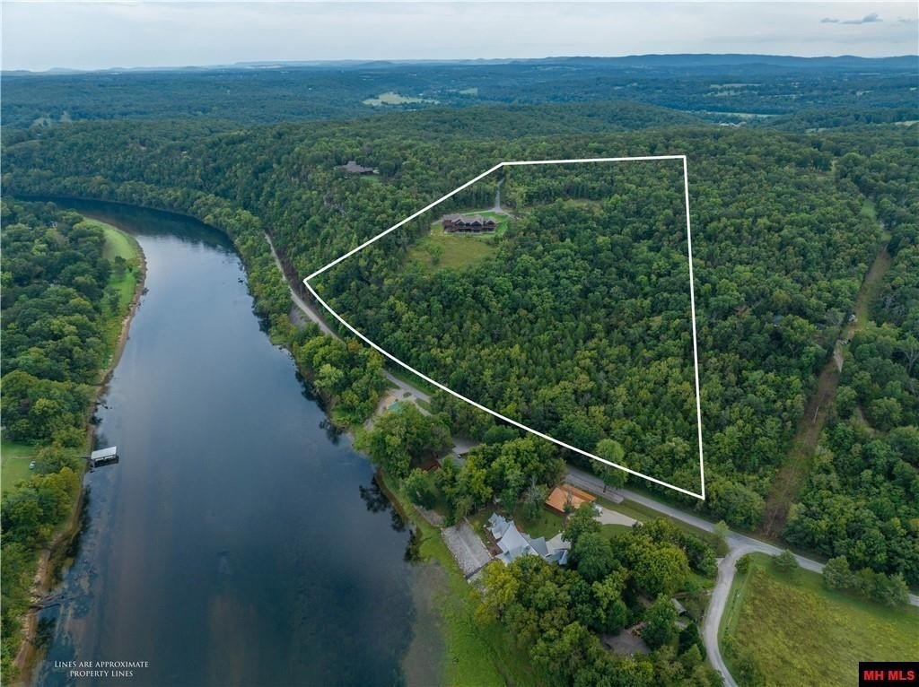 Cotter, Arkansas, 72626, United States, 4 Bedrooms Bedrooms, ,5 BathroomsBathrooms,Residential,For Sale,1976163