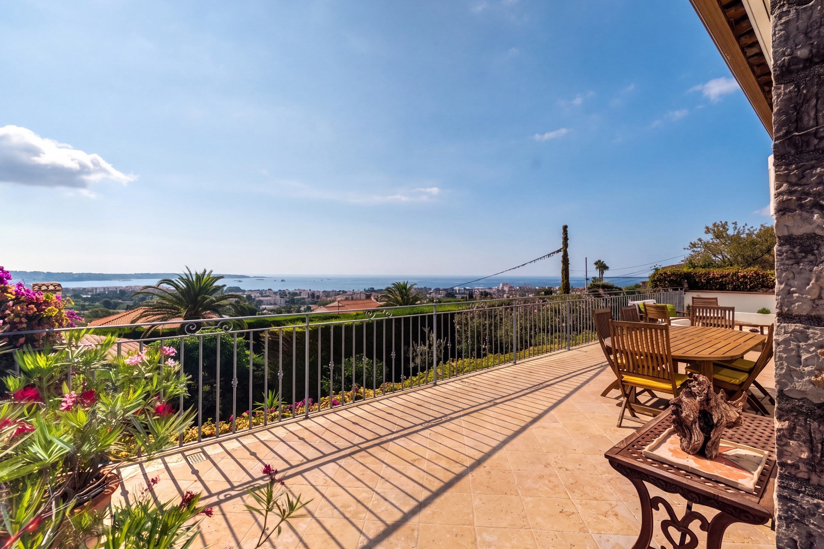  Golfe Juan, contemporary Provençal villa with pool and panoramic sea views - 物件實景