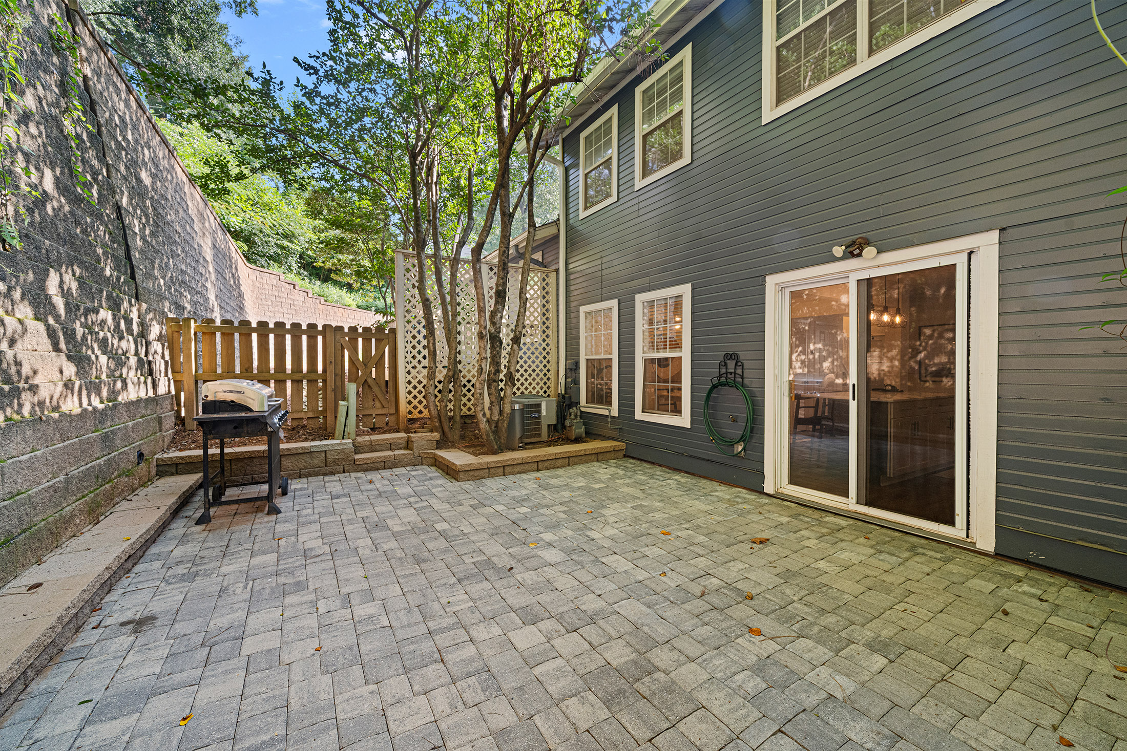  Stunning Turn-key Townhome Tucked Away in Desirable Woodbridge Crossing - 物件實景
