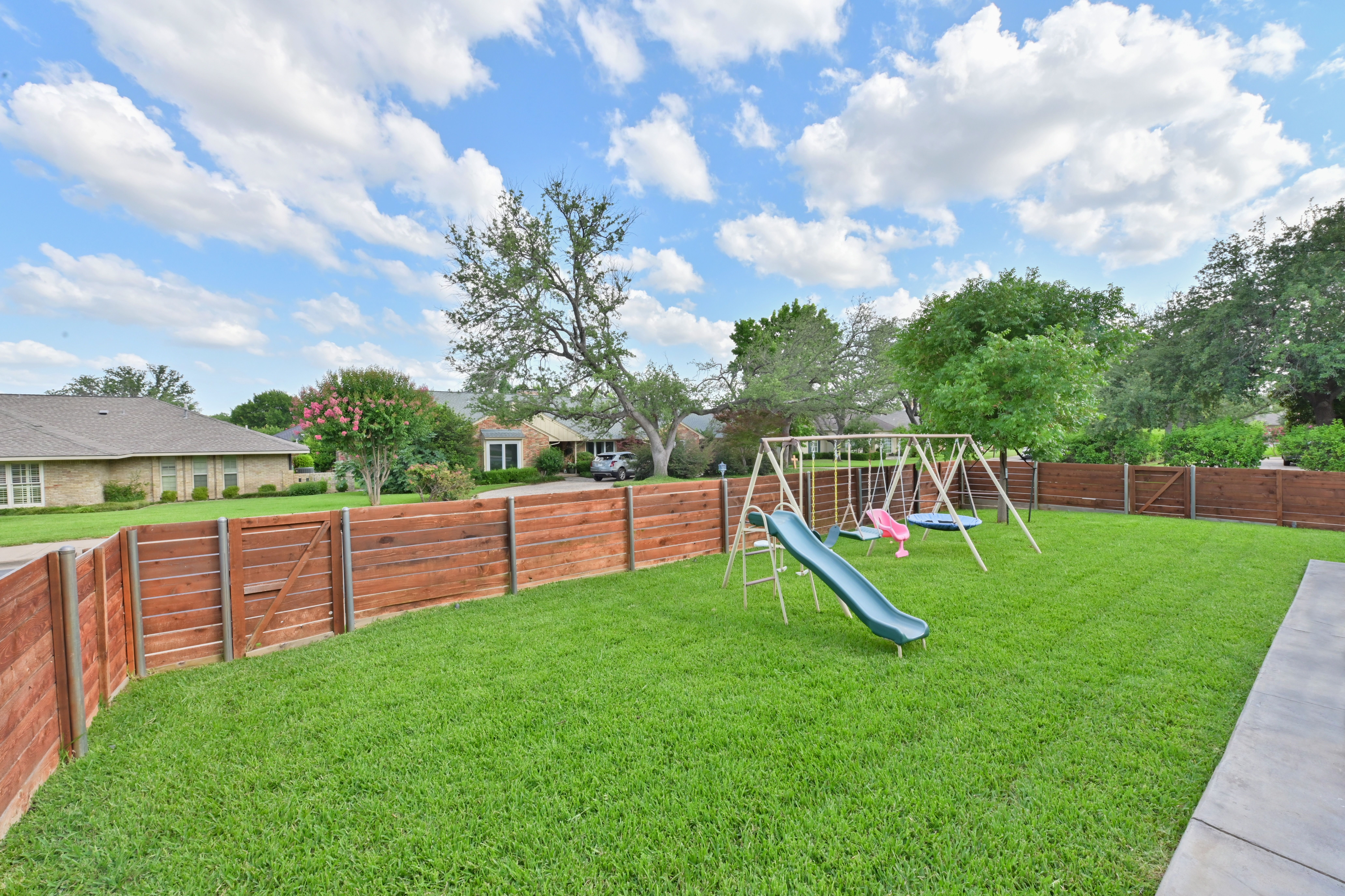  Desirable Corner Lot Home with Back Yard Oasis - 物件實景