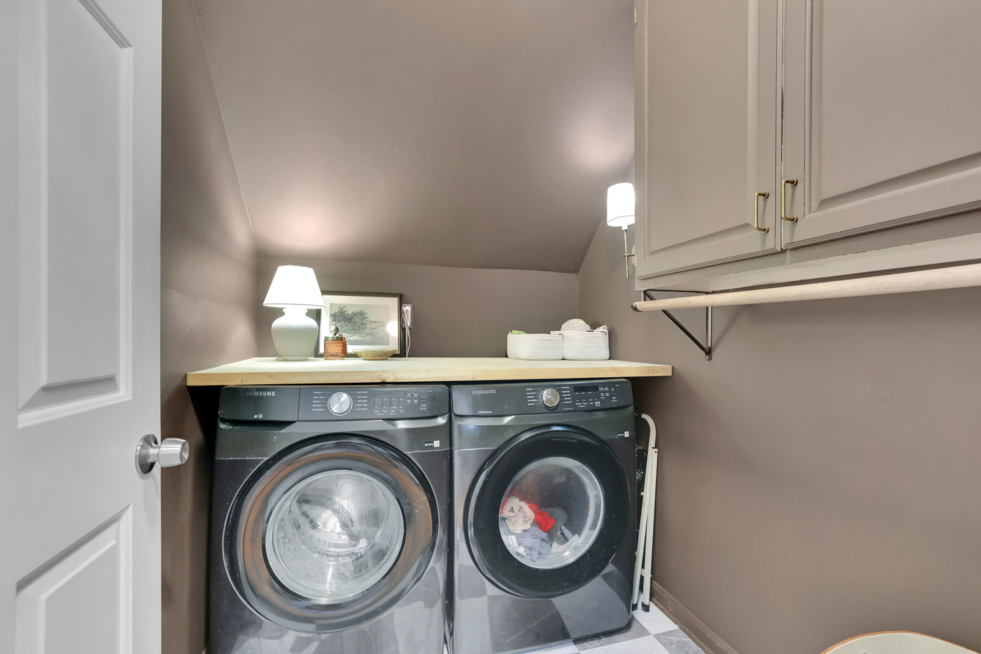 Beautifully Maintained Home Nestled Within a Quiet and Established Community - 物件實景