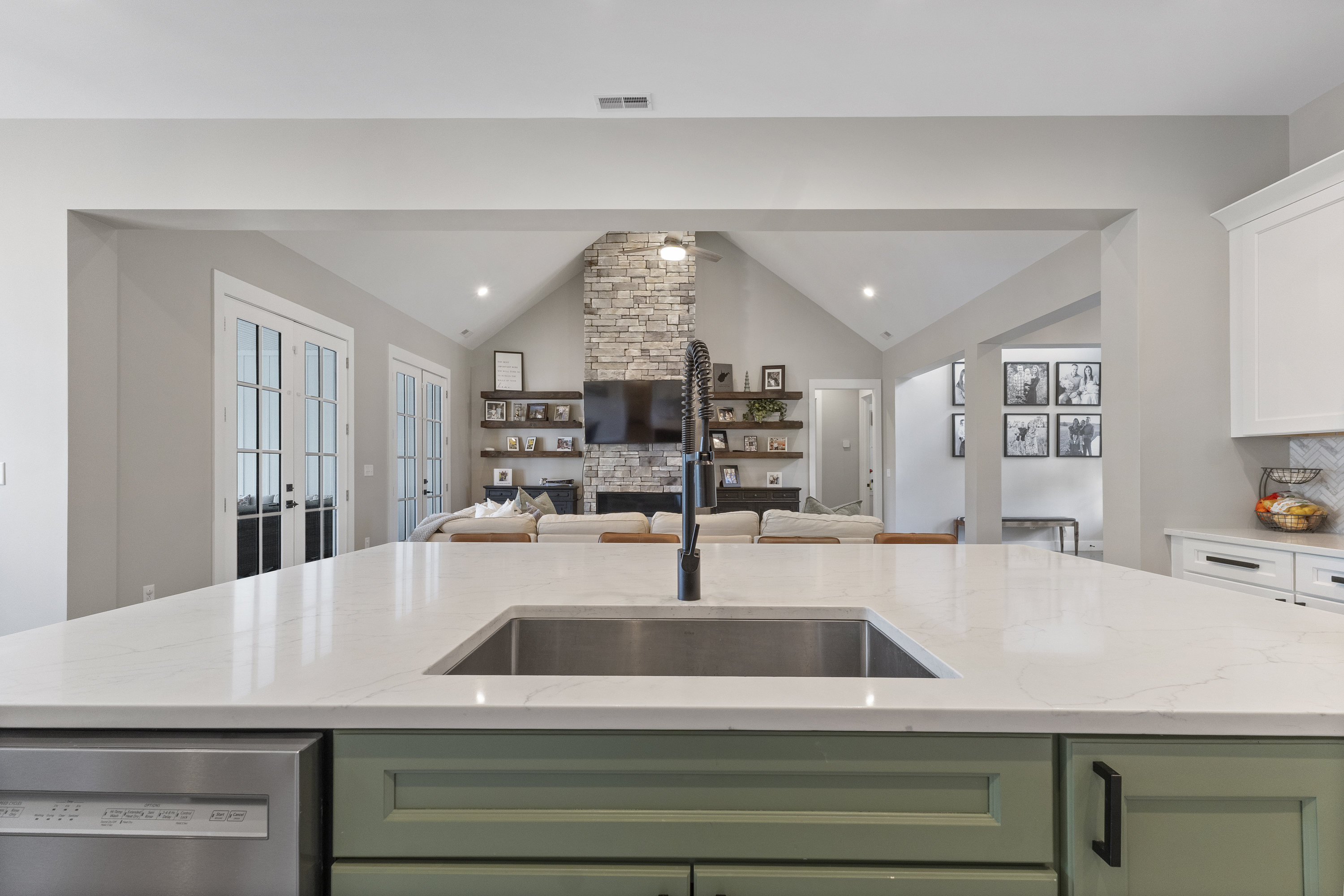 Huntington, West Virginia, 25701, United States, 6 Bedrooms Bedrooms, ,6 BathroomsBathrooms,Residential,For Sale,1977823