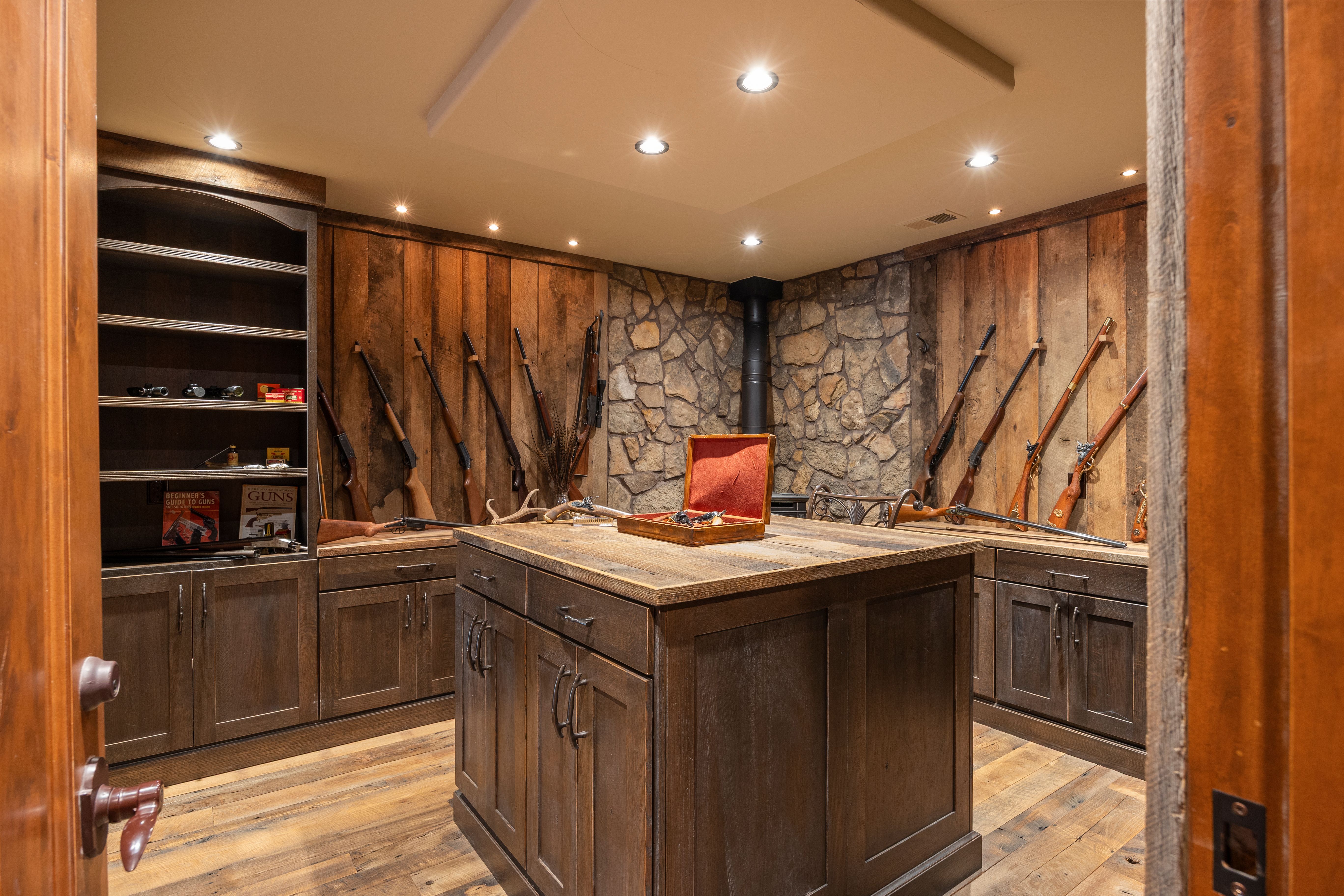  This Mountain Traditional residence is defined by its grand scale, - 物件實景