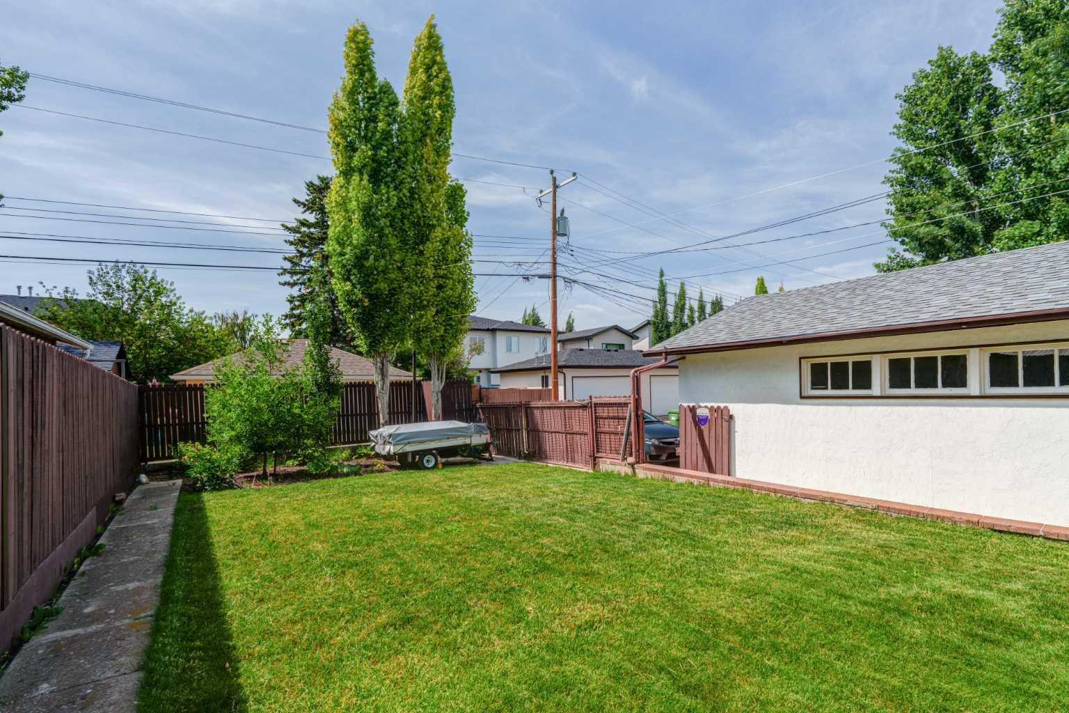 CALGARY, Alberta, T3E 2S7, CA, 3 Bedrooms Bedrooms, ,2 BathroomsBathrooms,Residential,For Sale,1896570