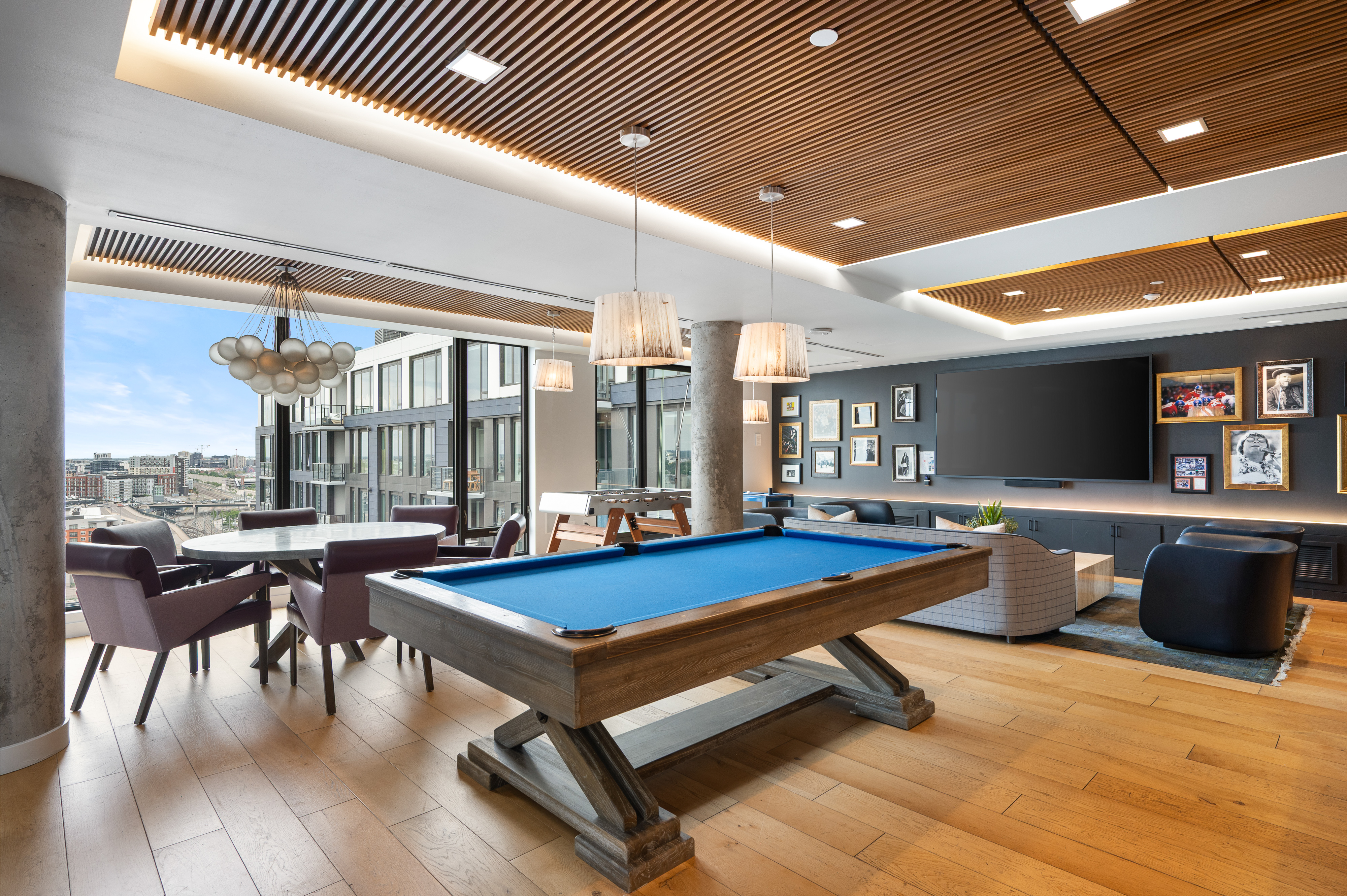  Phenomenal Views From The Floor To Ceiling Windows In This Downtown Building - 物件實景