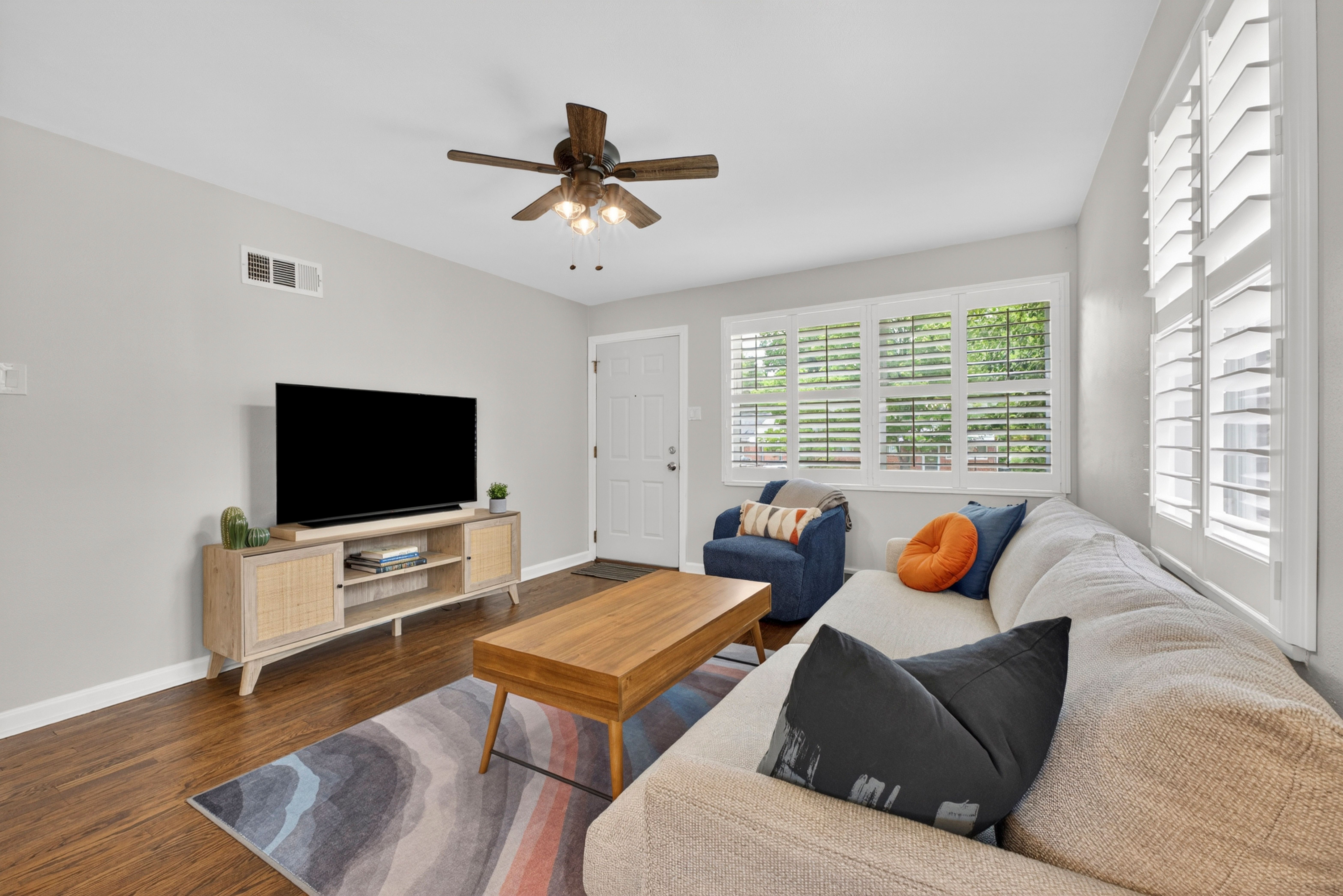  Charming Bright Ranch on a Tranquil Cul-de-Sac with Spacious Living Spaces - 物件實景