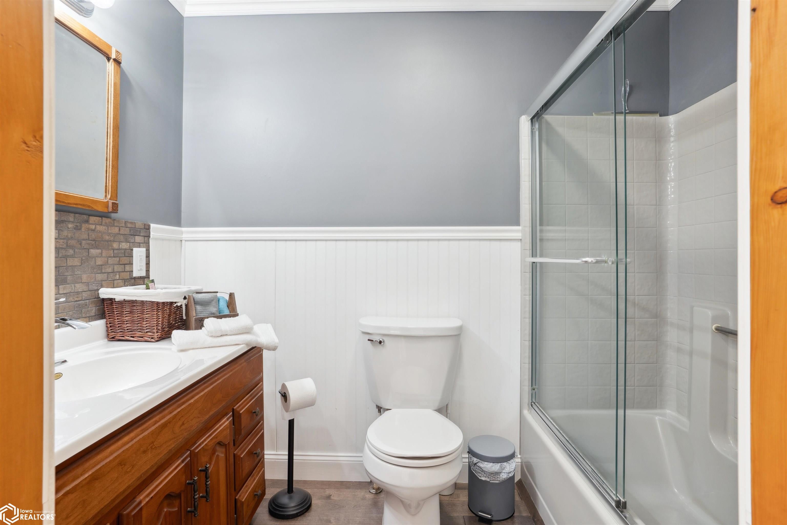 Dallas City, Illinois, 62330, United States, 8 Bedrooms Bedrooms, ,7 BathroomsBathrooms,Residential,For Sale,1980104