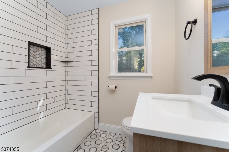 Clinton Town, New Jersey, 08809, United States, 3 Bedrooms Bedrooms, ,2 BathroomsBathrooms,Residential,For Sale,1901106