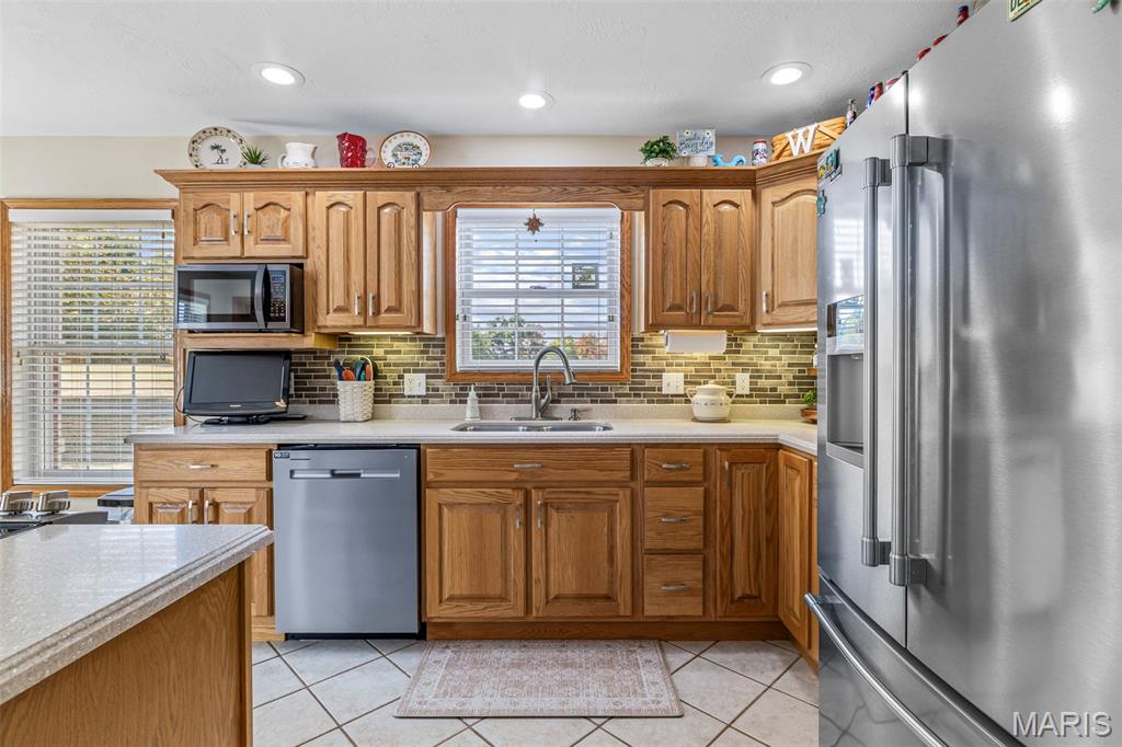 Farmington, Missouri, 63640, United States, 3 Bedrooms Bedrooms, ,3 BathroomsBathrooms,Residential,For Sale,1947219