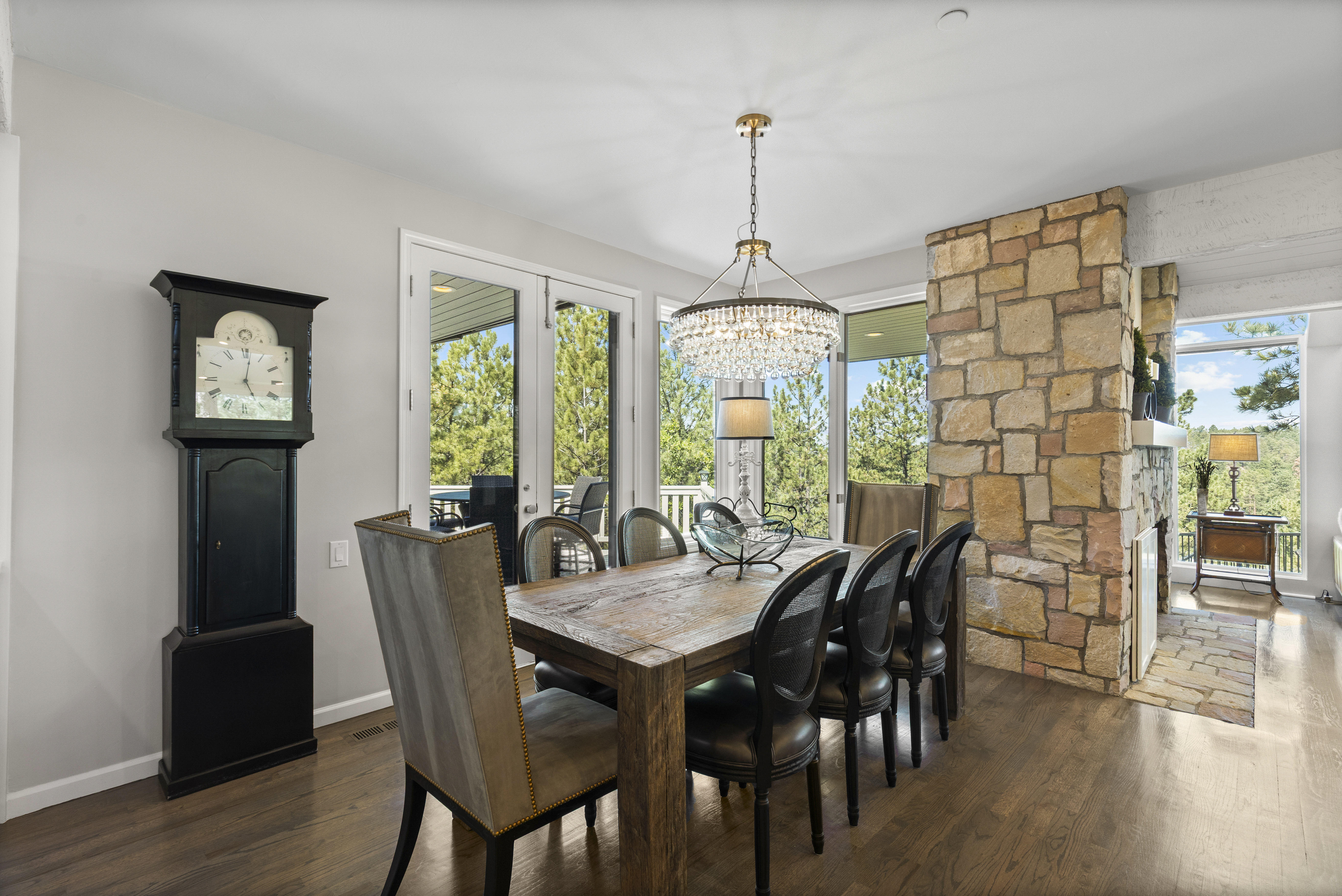  Exquisitely Updated Home - 物件實景