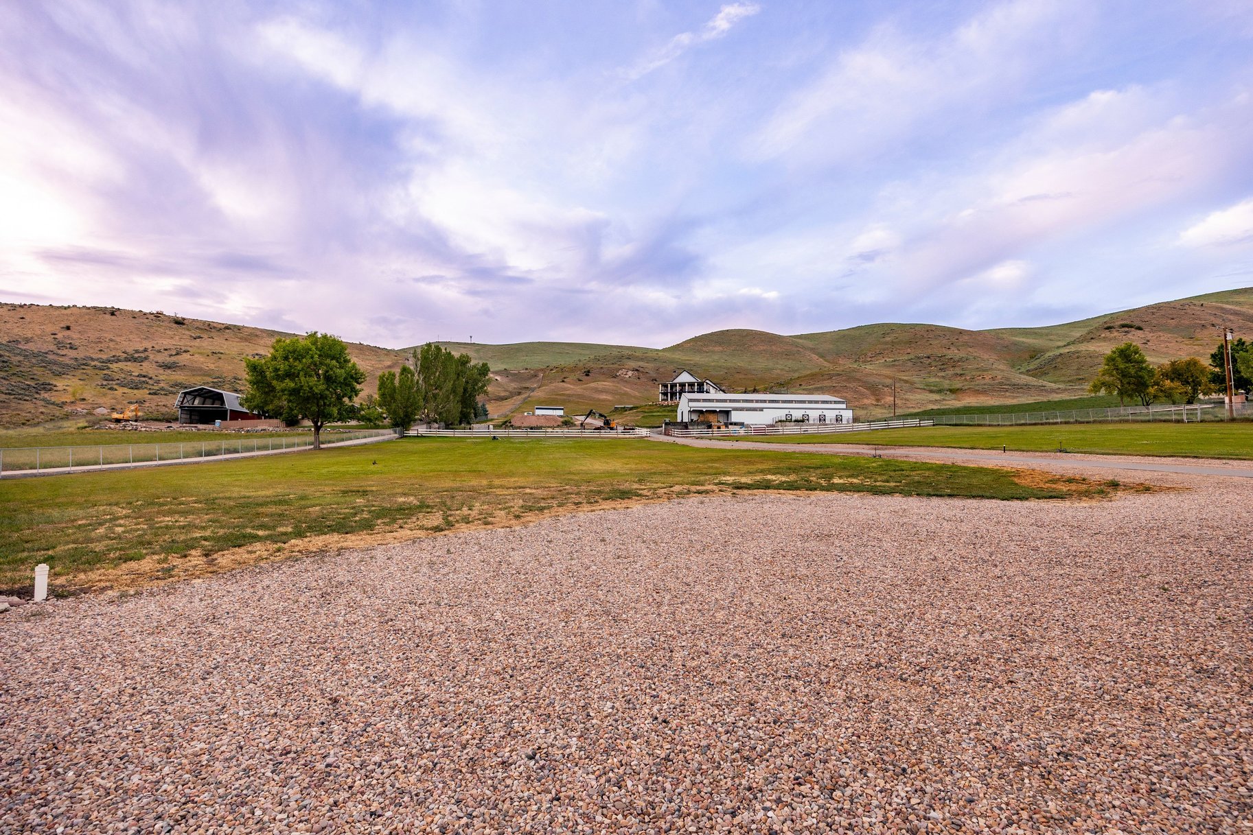 Incredibly Well-Maintained Horse Property with Indoor Arena & Views - 物件實景