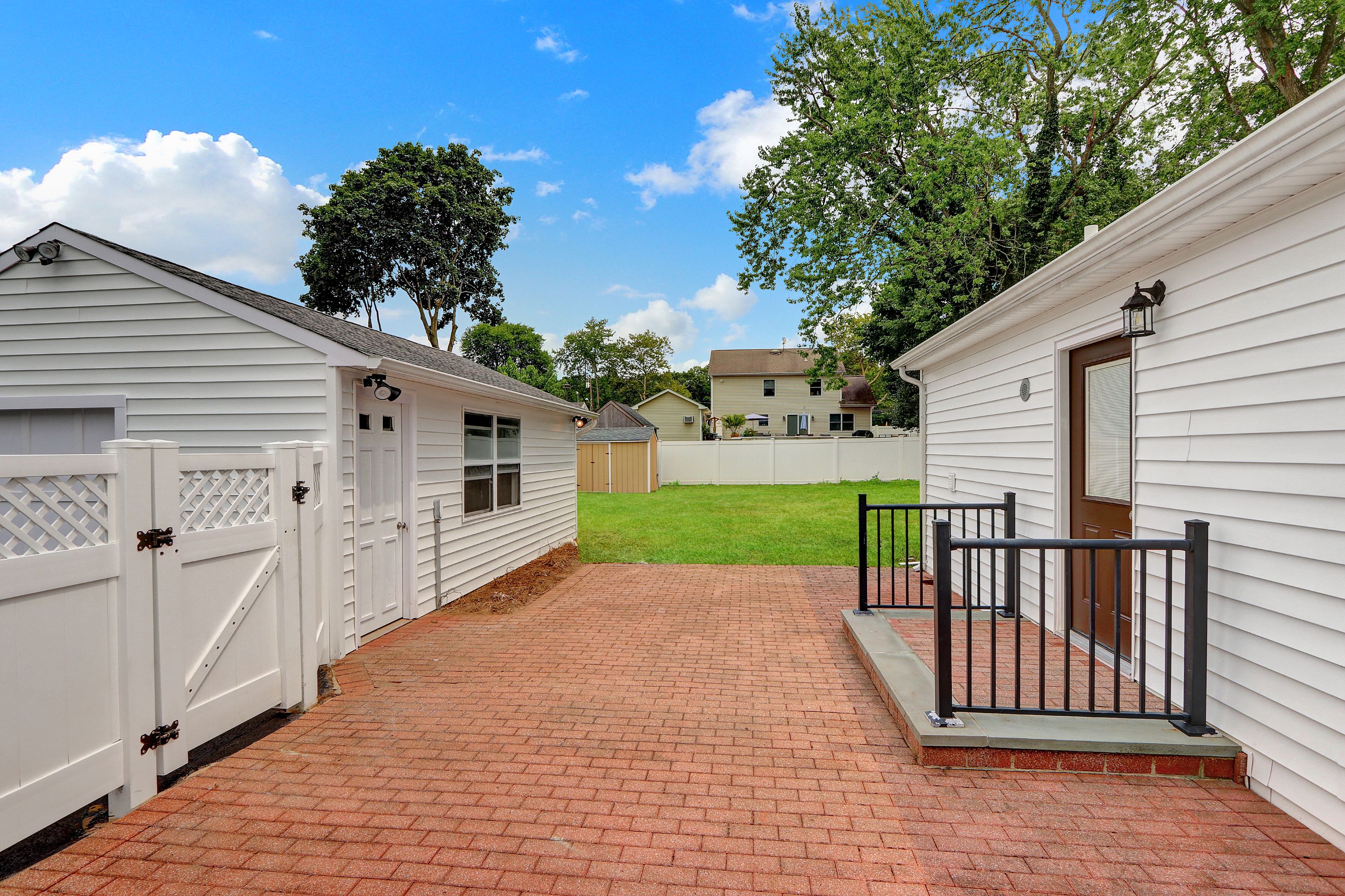 West Islip, New York, 11795, United States, 3 Bedrooms Bedrooms, ,2 BathroomsBathrooms,Residential,For Sale,1920311