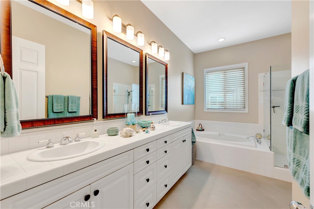 Huntington Beach, California, 92648, United States, 2 Bedrooms Bedrooms, ,3 BathroomsBathrooms,Residential,For Sale,1992033