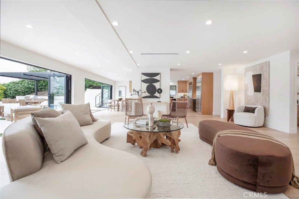 Encino, California, 91316, United States, 6 Bedrooms Bedrooms, ,5 BathroomsBathrooms,Residential,For Sale,1938851