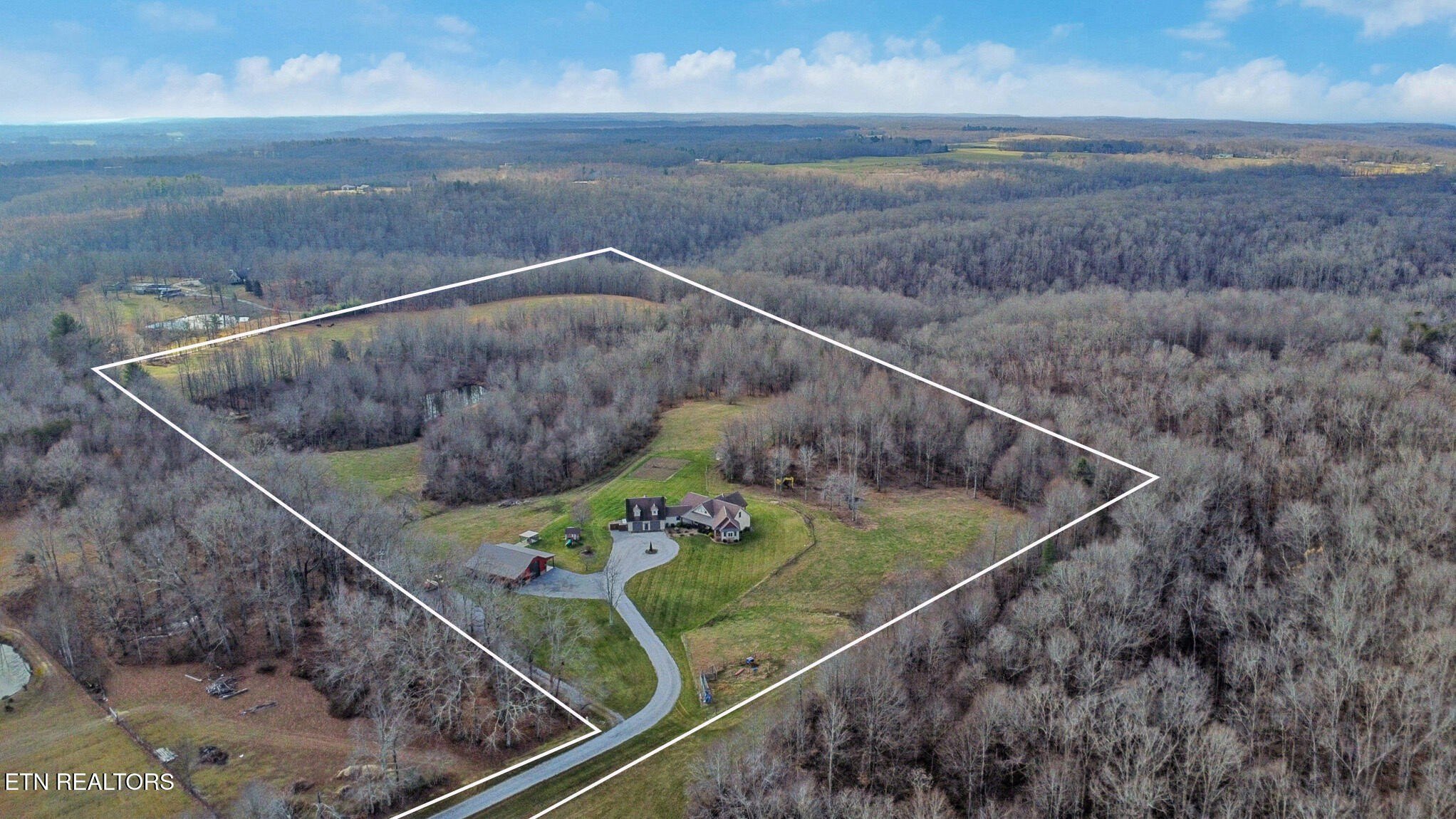 Crossville, Tennessee, 38555, United States, 4 Bedrooms Bedrooms, ,5 BathroomsBathrooms,Residential,For Sale,2005475