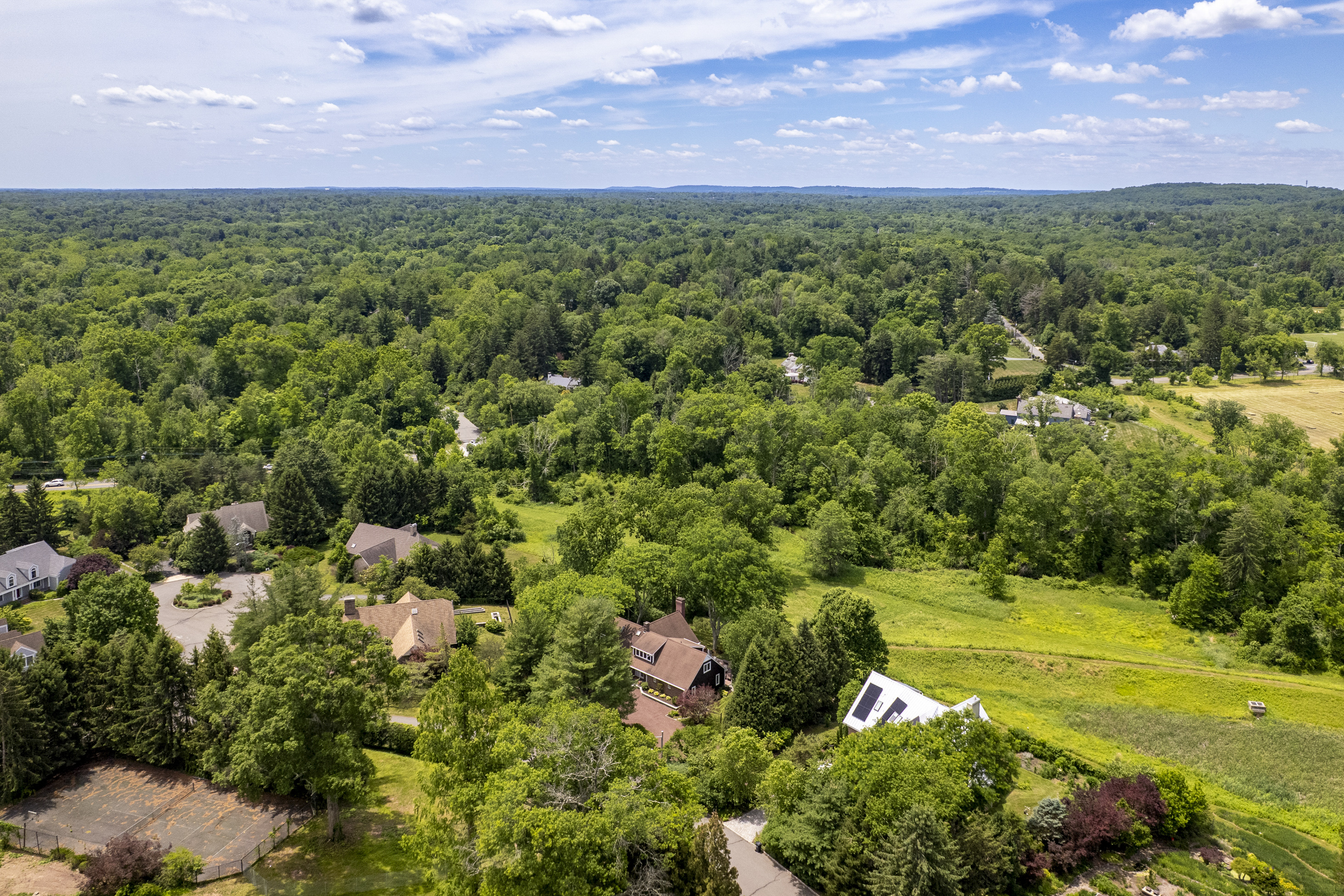  Stand-Out Home in The Glen Features Pastoral Views and Soaring Ceilings - 物件實景