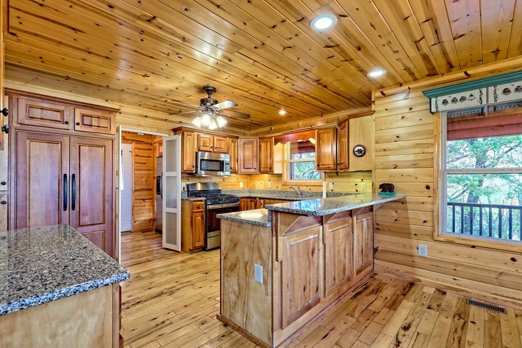 Young Harris, Georgia, 30582, United States, 4 Bedrooms Bedrooms, ,5 BathroomsBathrooms,Residential,For Sale,1987920