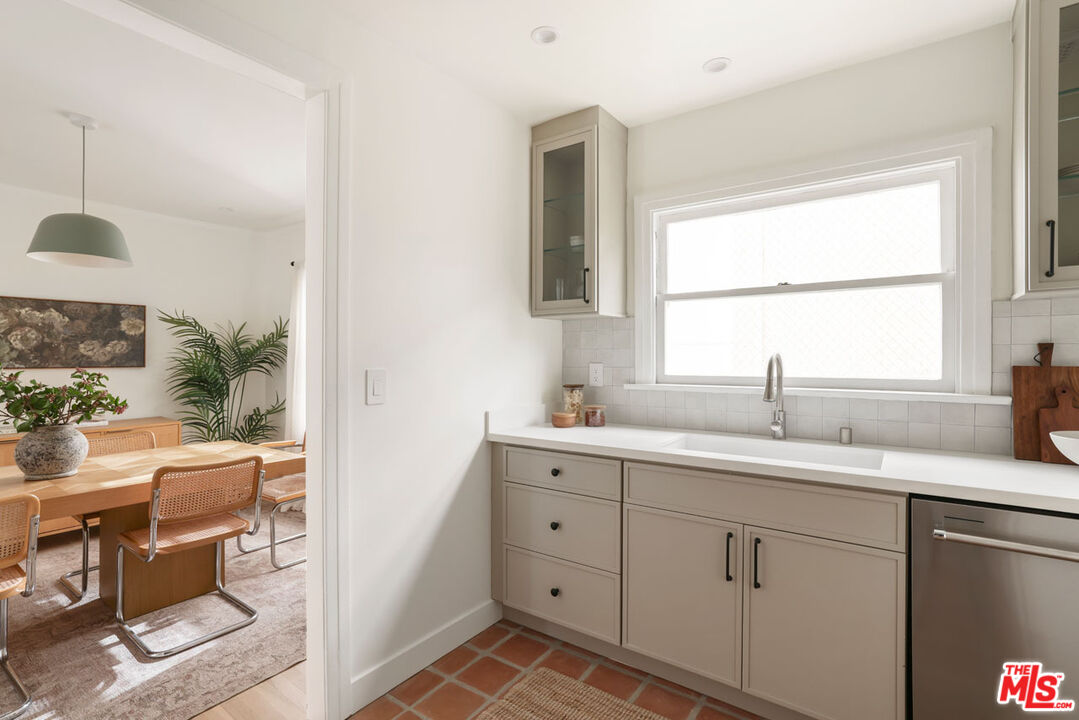 Los Angeles, California, 90036, United States, 2 Bedrooms Bedrooms, ,2 BathroomsBathrooms,Residential,For Sale,2003029