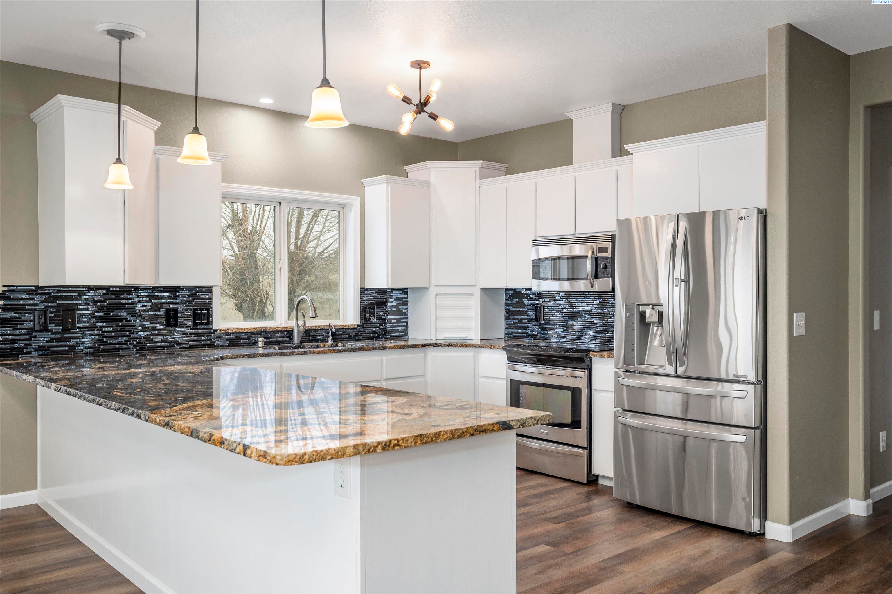West Richland, Washington, 99353, United States, 5 Bedrooms Bedrooms, ,3 BathroomsBathrooms,Residential,For Sale,1923424
