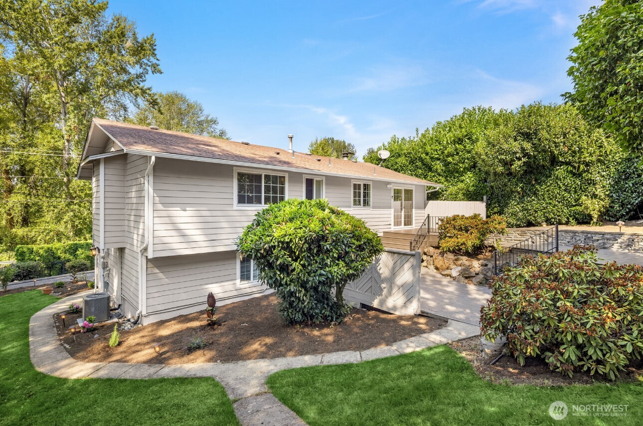 Kirkland, Washington, 98033, United States, 4 Bedrooms Bedrooms, ,2 BathroomsBathrooms,Residential,For Sale,1938855